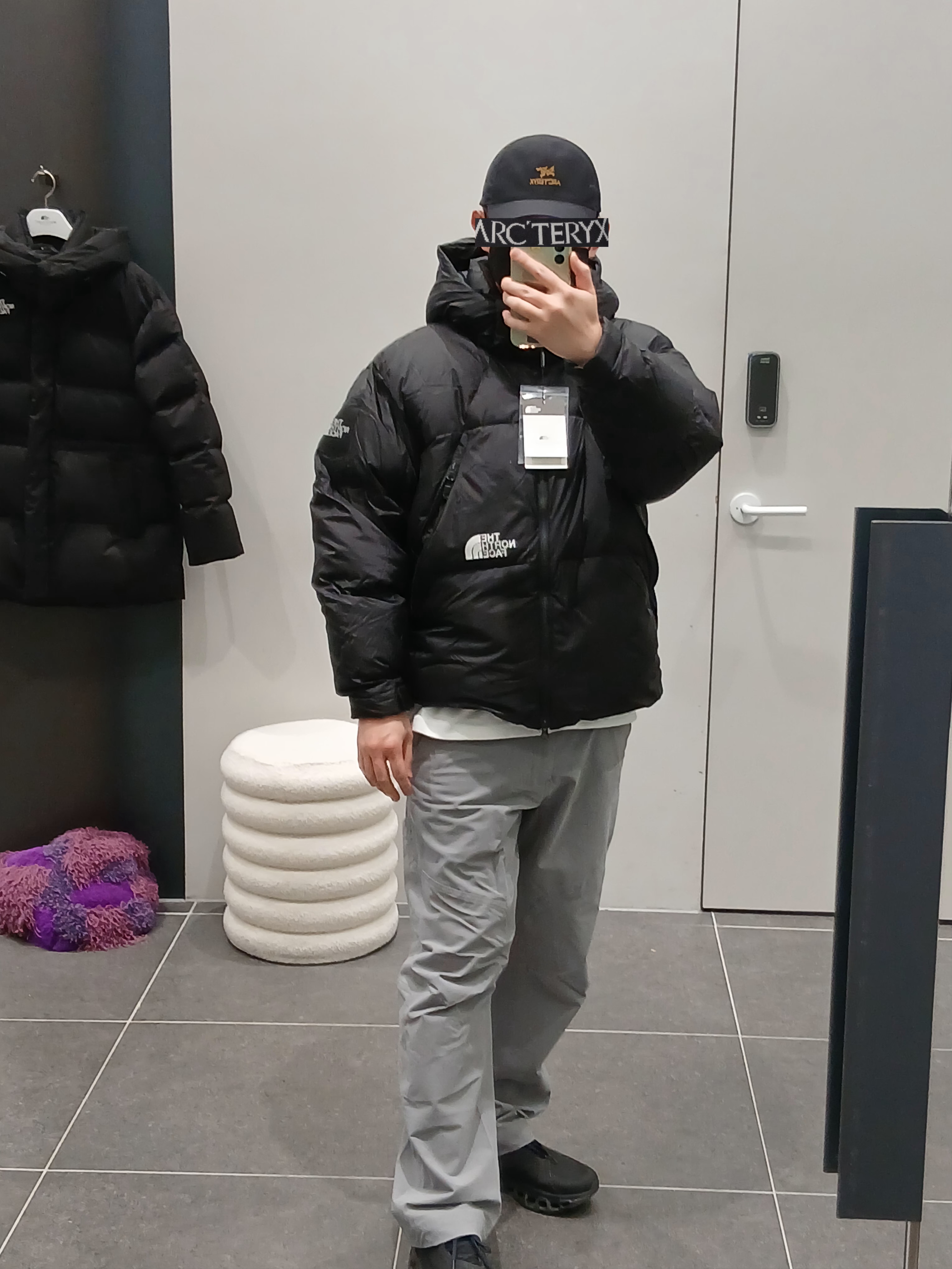 Arc'teryx Bird Word Cap 24K Black, IAB Studio T-Shirt White Gray 착용 스타일 - 3