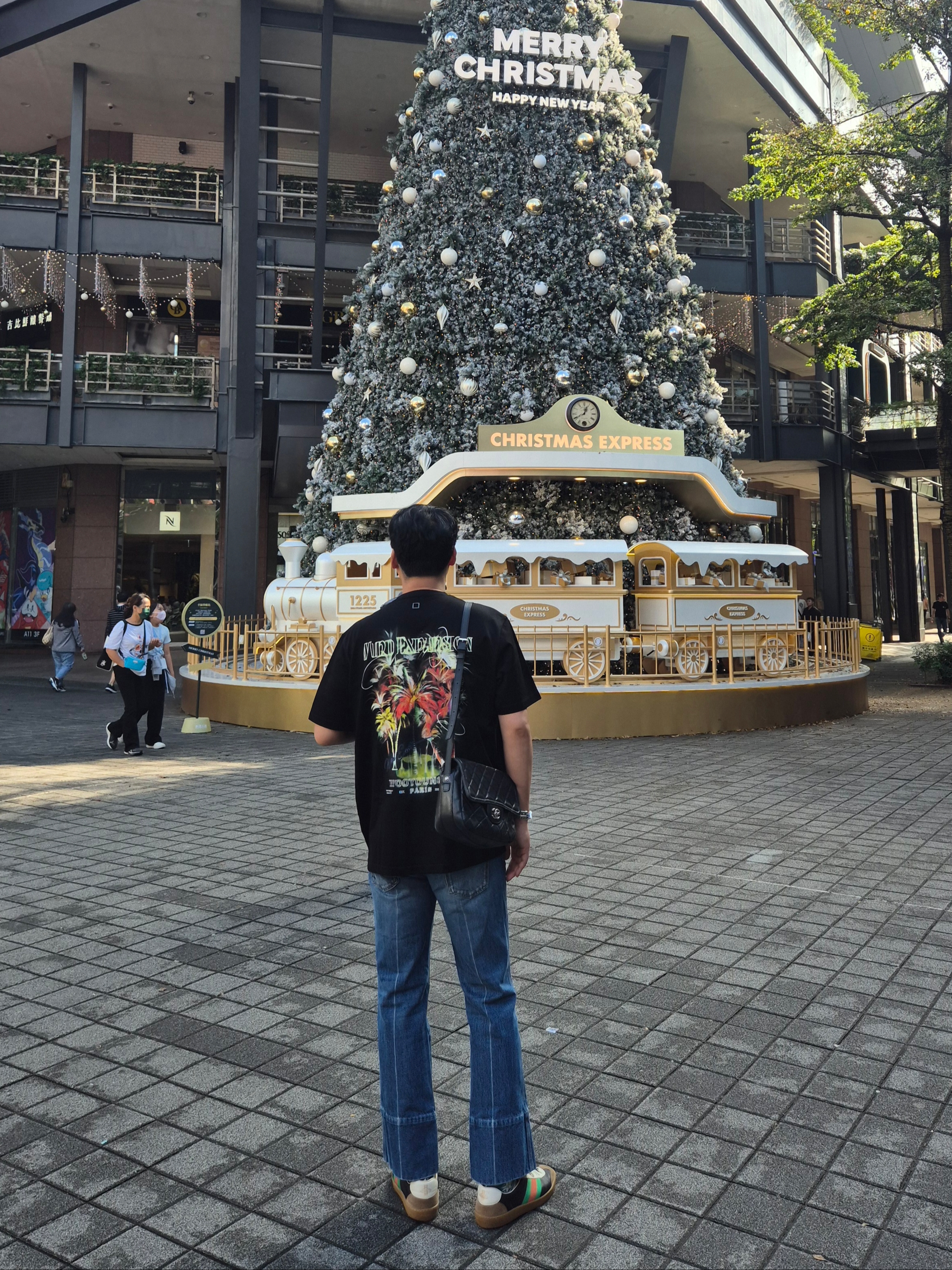 Wooyoungmi Palm Tree Graphic T-Shirt Black - 25SS, (W) Gucci Denim Flare Trouser with Label Dark Blue 착용 스타일 - 2