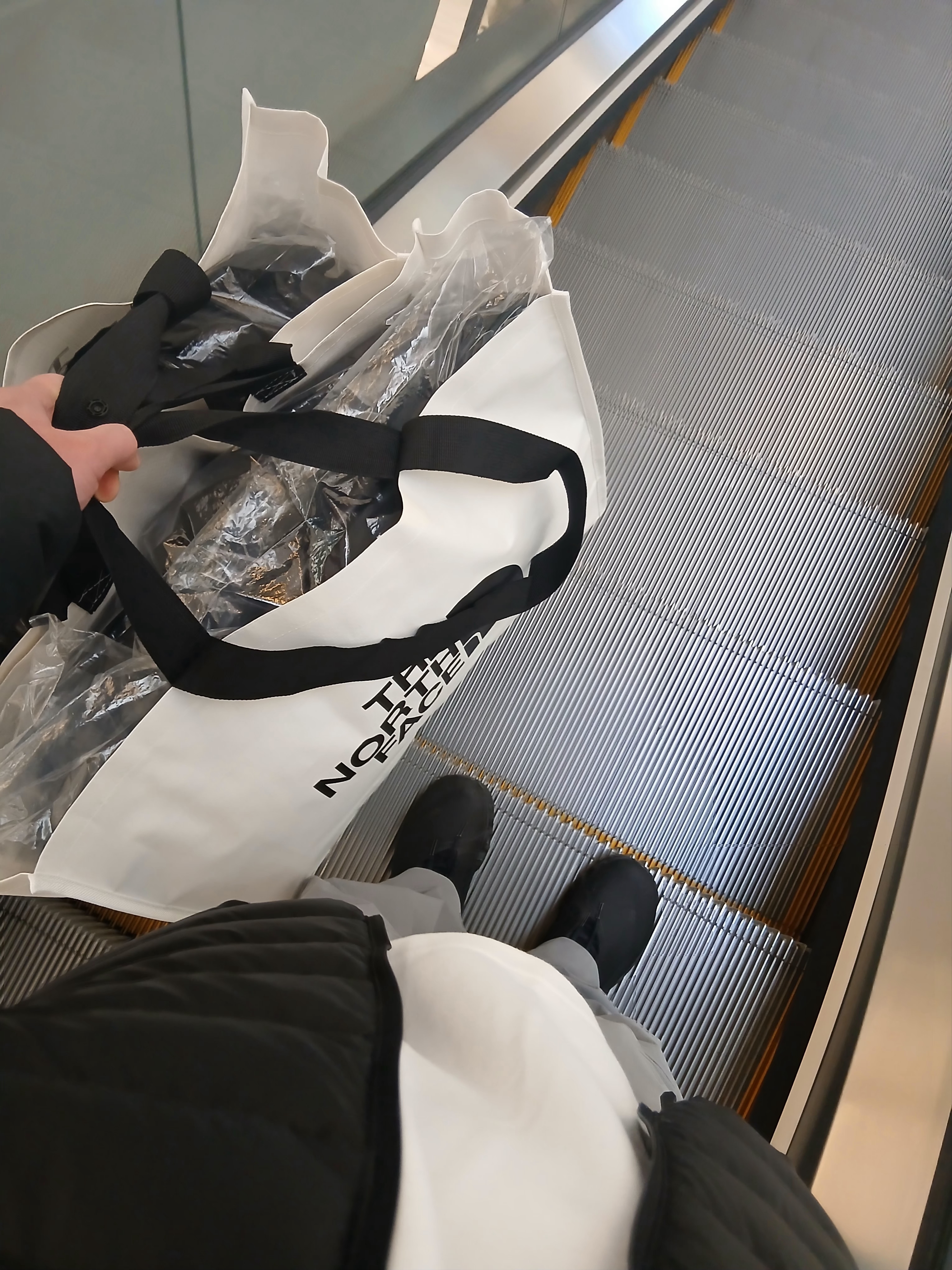 Arc'teryx Bird Word Cap 24K Black, IAB Studio T-Shirt White Gray 착용 스타일 - 6