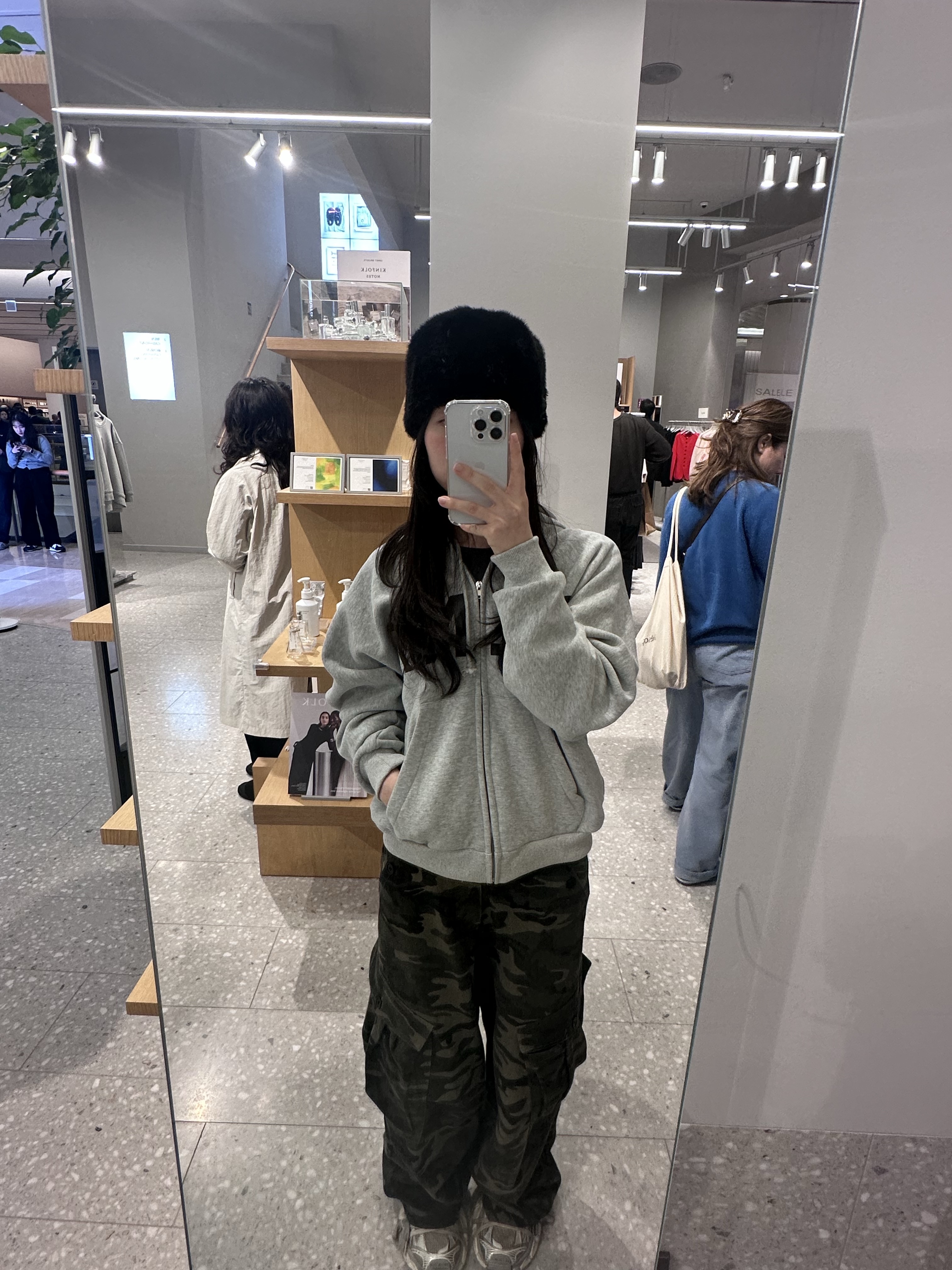 Yeezy HD-10 Grey - Korea Limited, (W) Balenciaga 3XL Sneakers Light Beige 착용 스타일 - 2