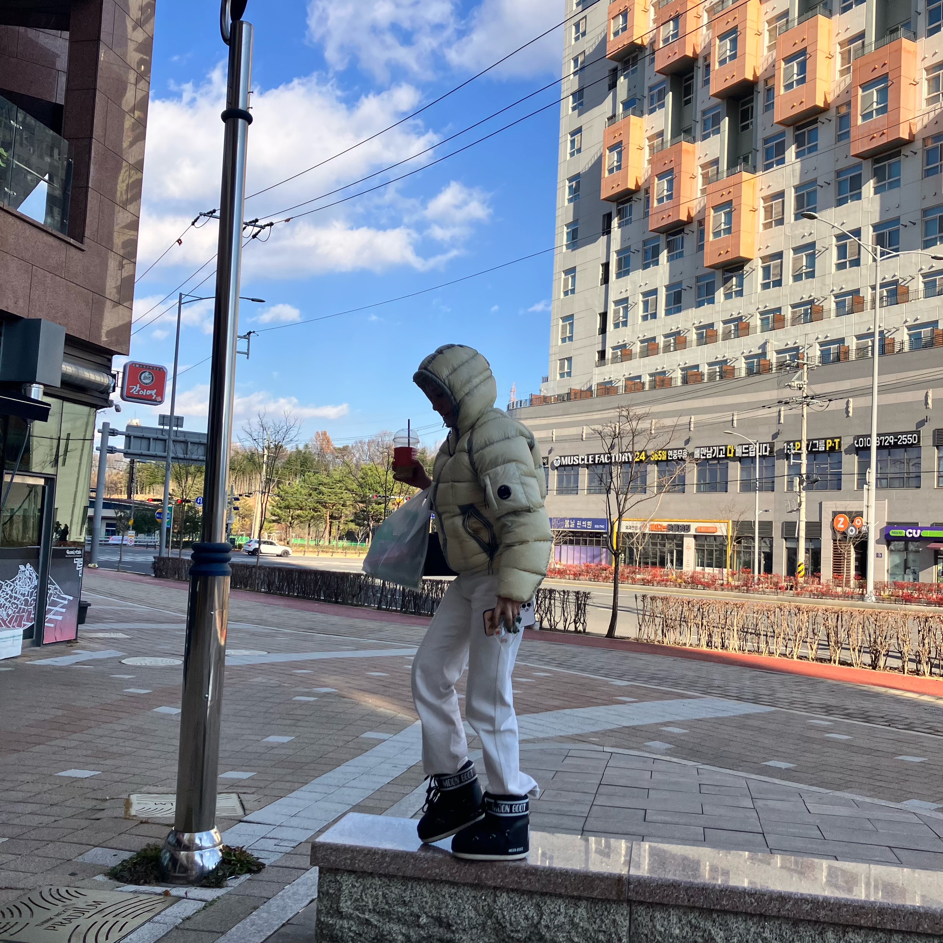 C.P. Company D.D. Shell Hooded Down Jacket Pistachio Shell Beige - 25FW, (W) Moon Boot Icon Low Nylon Boots Black 착용 스타일 - 1
