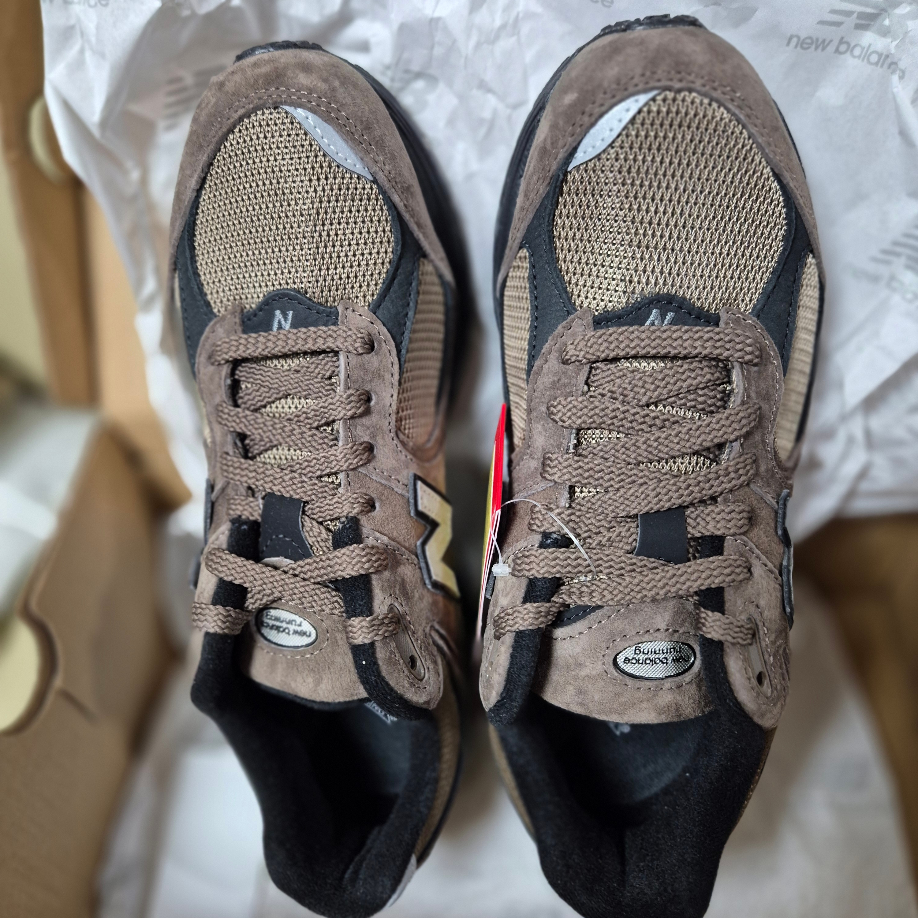New Balance 2002R Brown Black 착용 스타일
