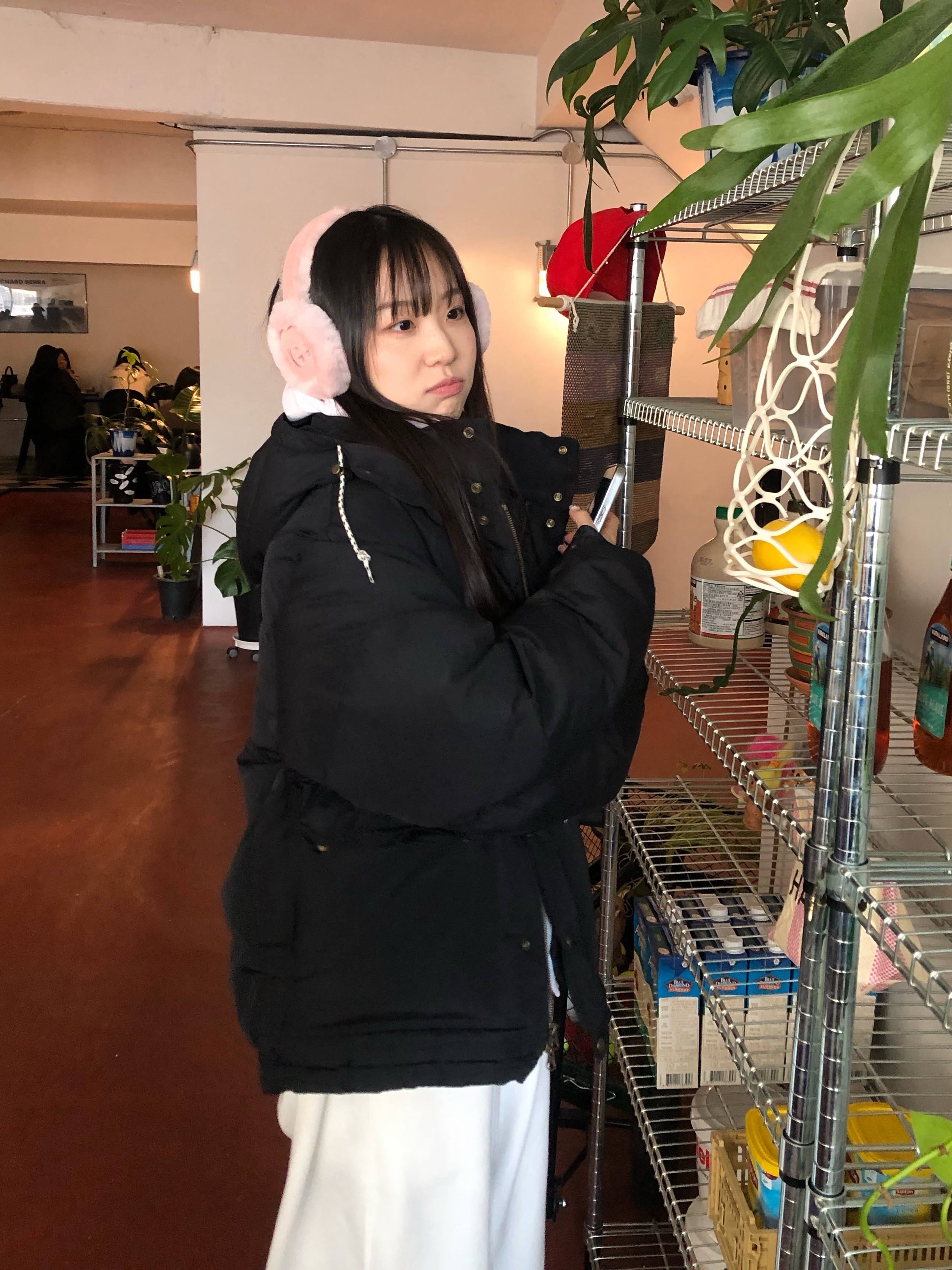 (W) UGG Embroidered Logo Earmuff Pink Cloud 착용 스타일