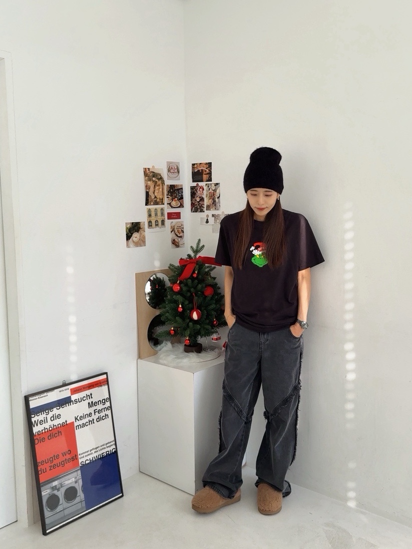 Supreme Grinch T-Shirt Black - 24FW, Chanel J12 Watch 33mm Quartz Black 착용 스타일 - 3