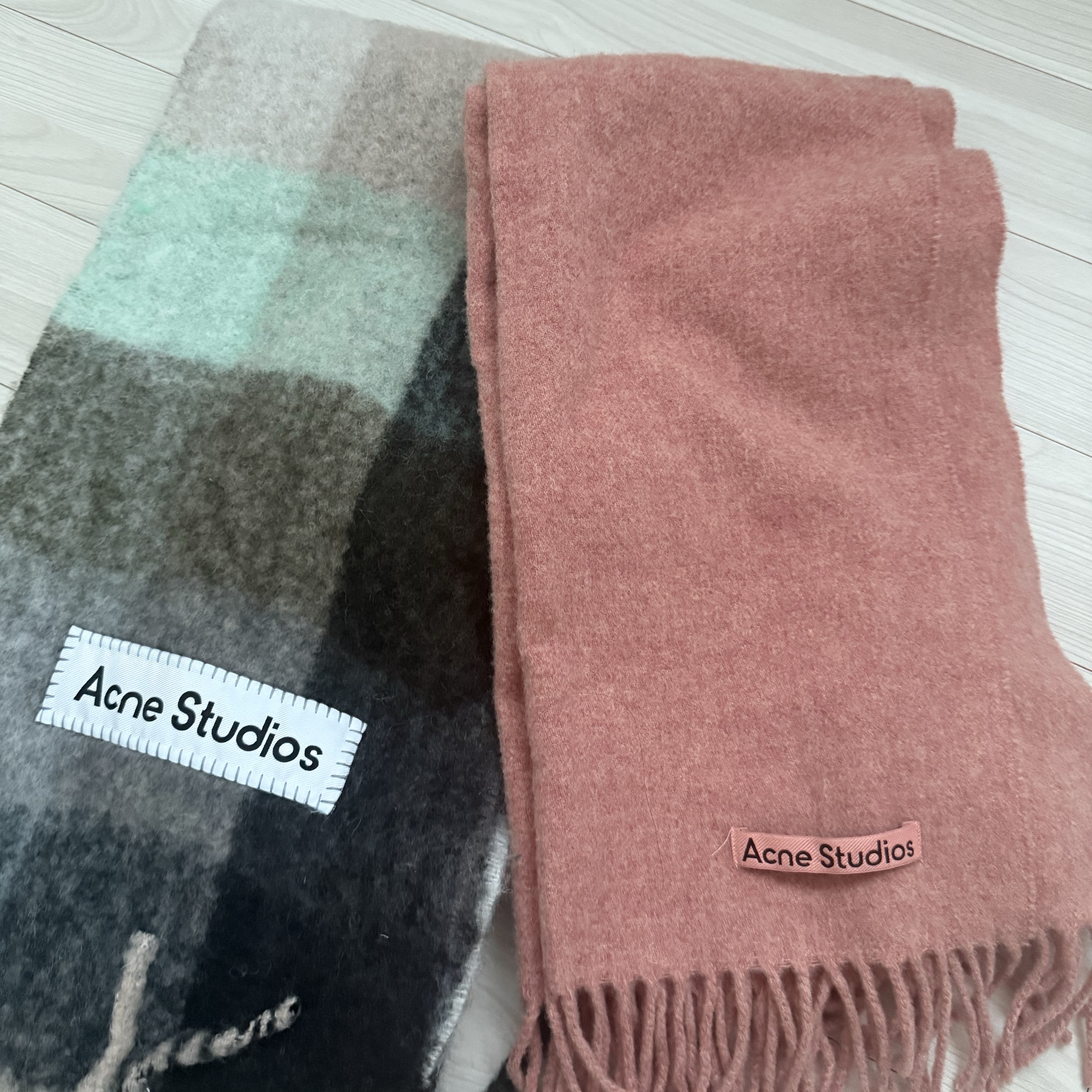 Acne Studios Narrow Wool Fringe Muffler Rose Melange, Acne Studios Mohair Check Muffler Grey Green Black 착용 스타일