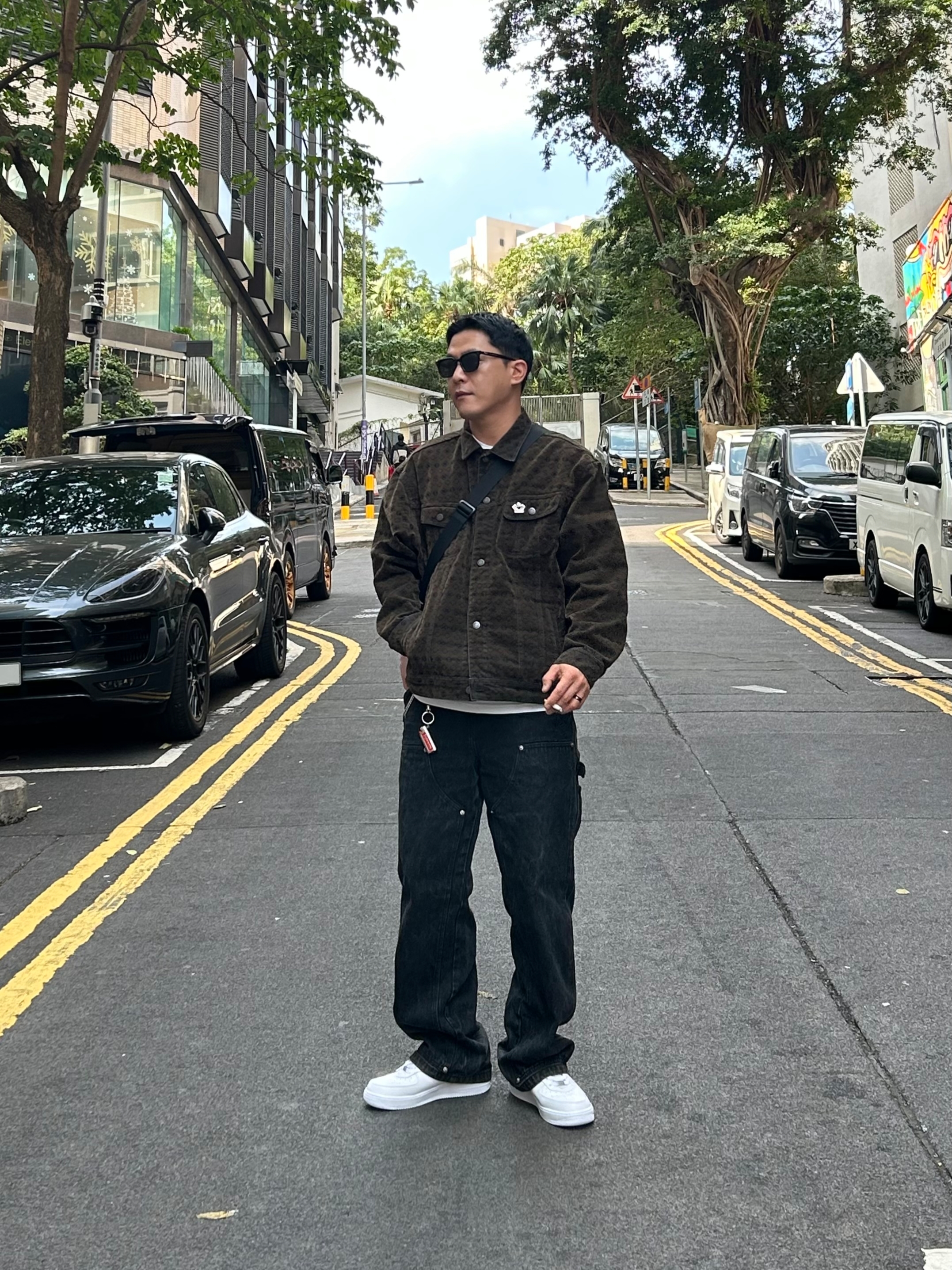 Supreme Flocked Denim Trucker Jacket Black - 24FW, Supreme Fuckin Blowout T-Shirt White - 25FW 착용 스타일