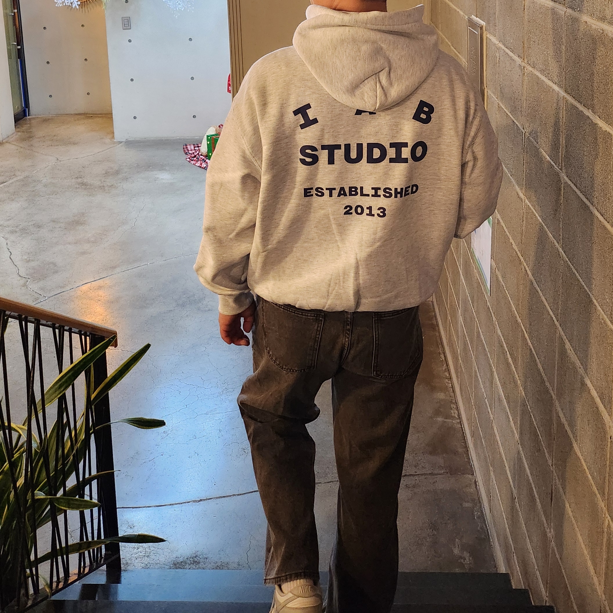 IAB Studio 25 Hoodie Light Gray Navy 착용 스타일 - 2