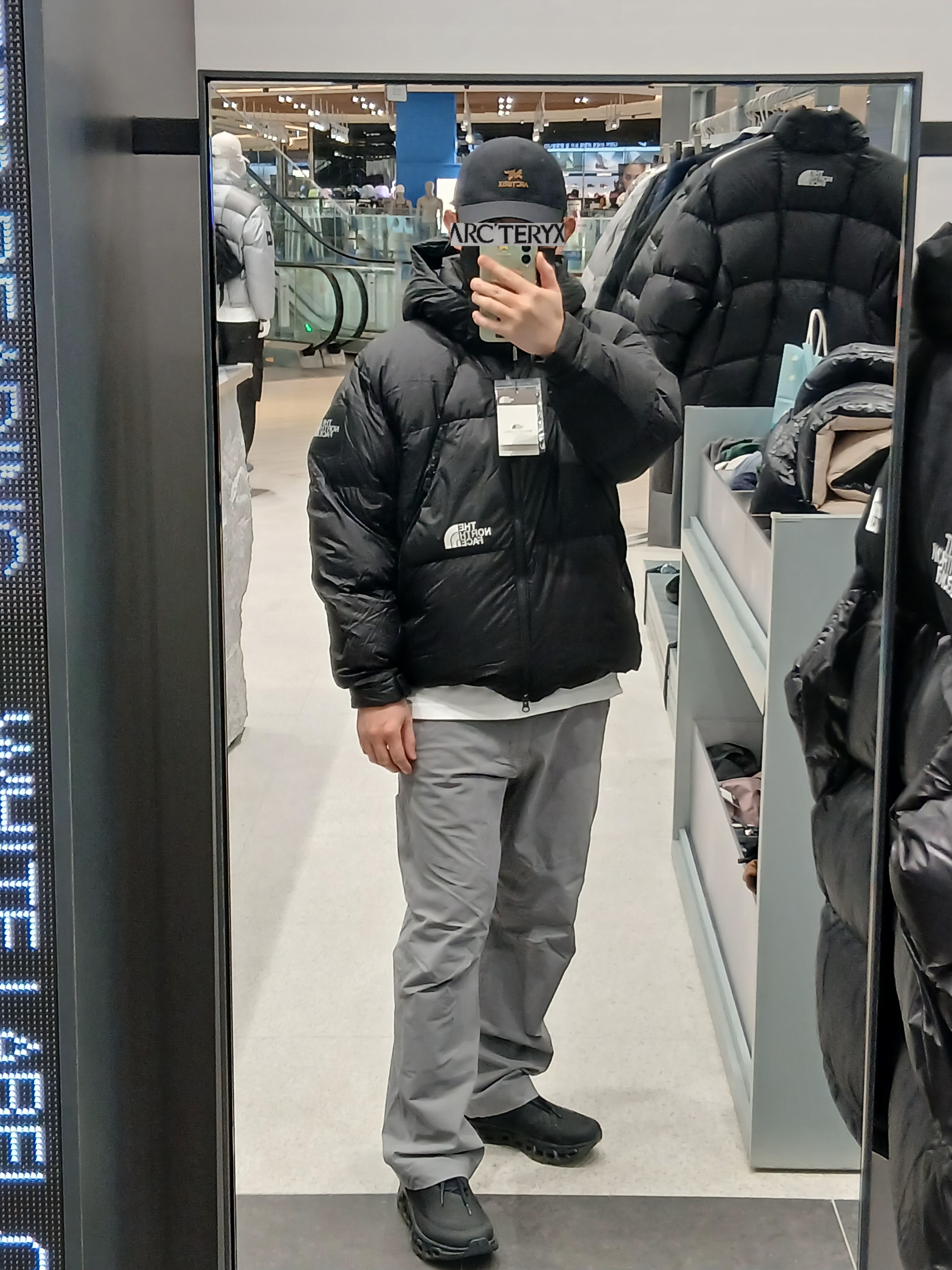 Arc'teryx Bird Word Cap 24K Black, IAB Studio T-Shirt White Gray 착용 스타일 - 2