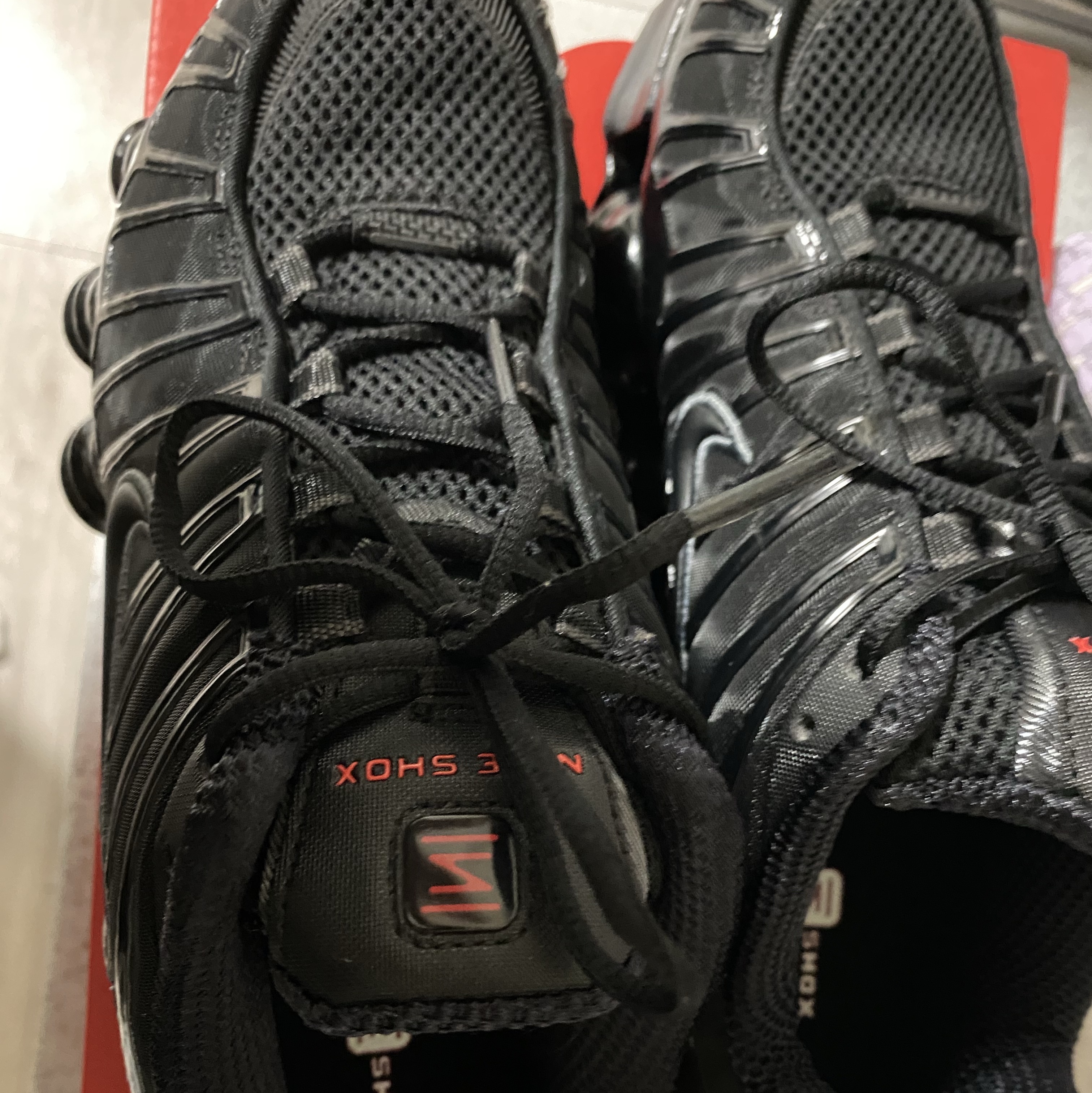 Nike Shox TL Black Metallic Hematite 착용 스타일 - 2