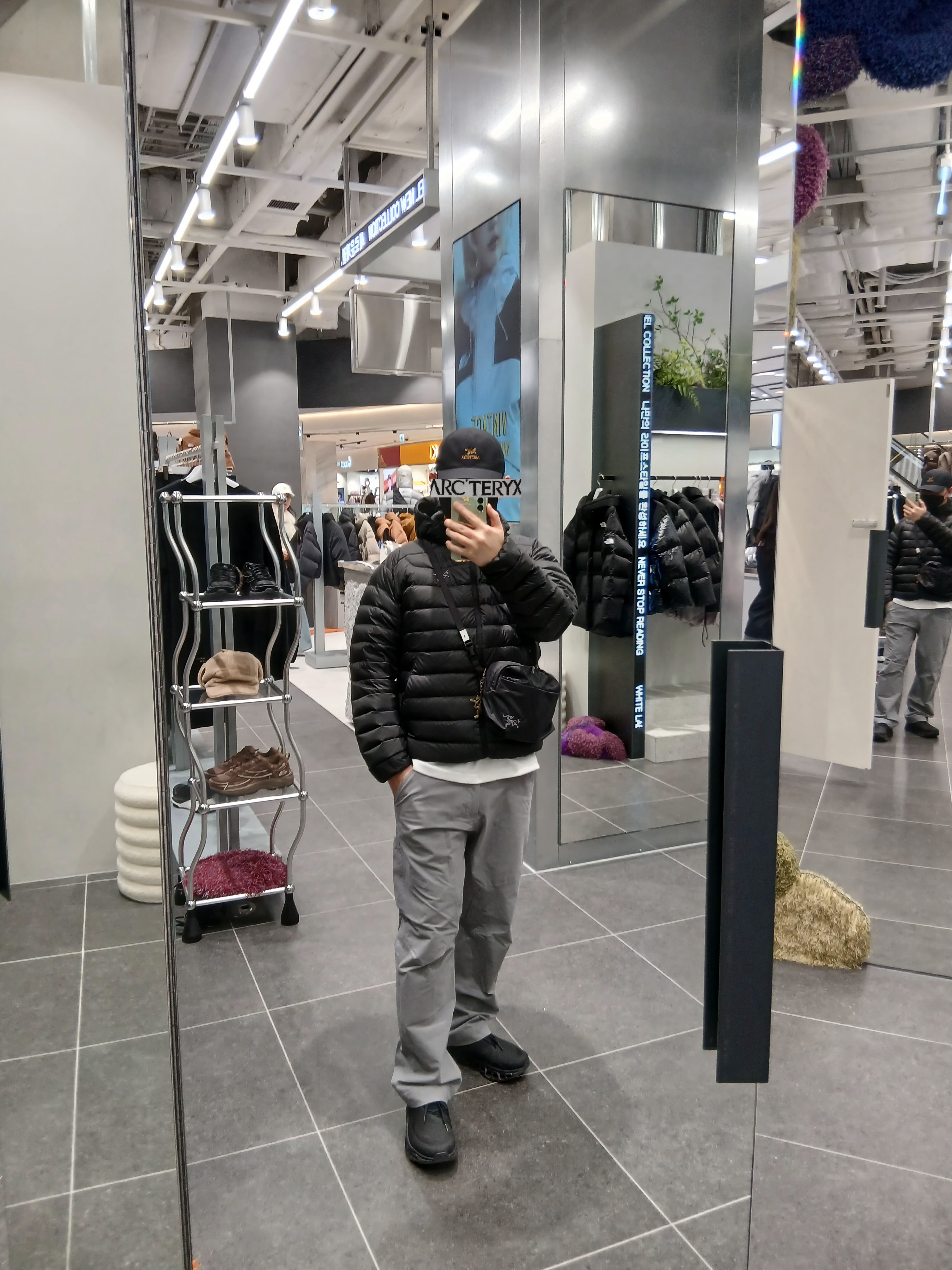 Arc'teryx Bird Word Cap 24K Black, Arc'teryx Kragg Cotton LS T-Shirt White Light Black 착용 스타일 - 1