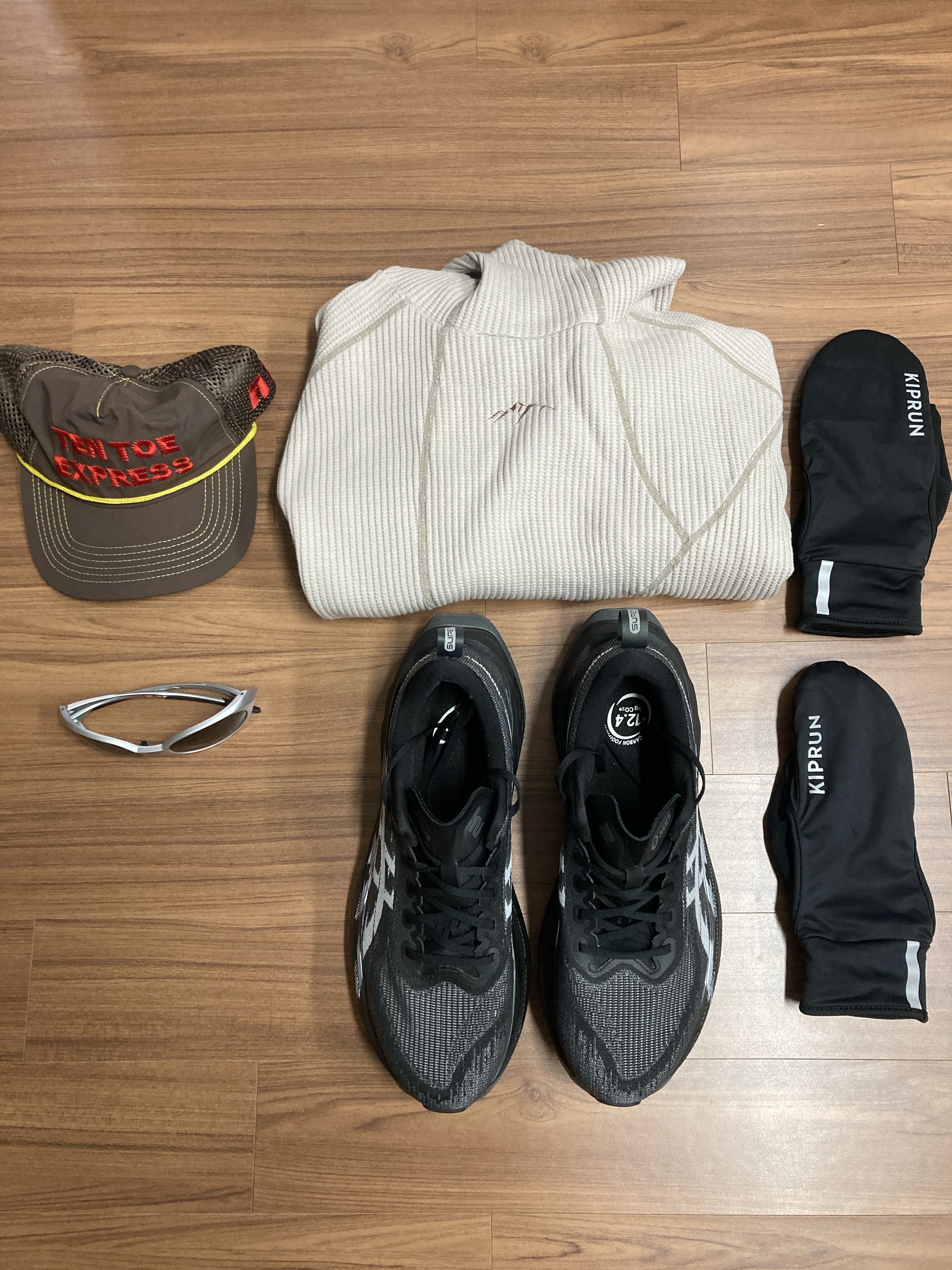 Asics Superblast 2 Black White, Alex Zono Ten Toe Express Trucker Hat Brown 착용 스타일