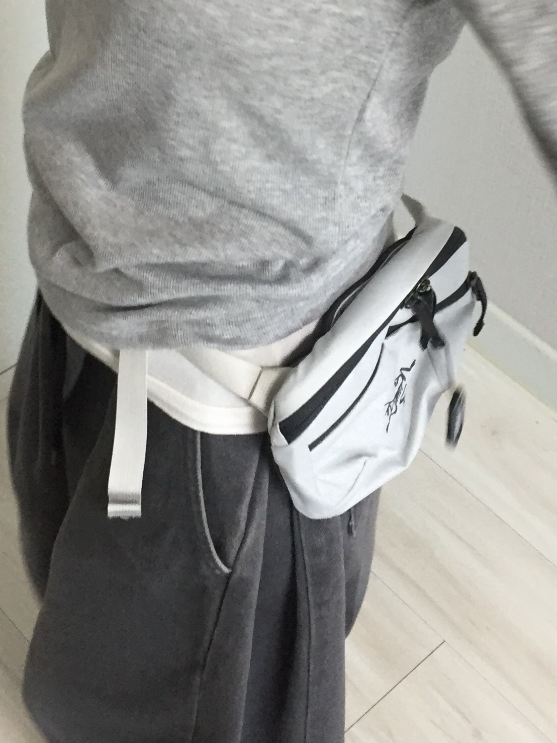 Arc'teryx Mantis 1 Waistpack Solitude Graphite 착용 스타일 - 1