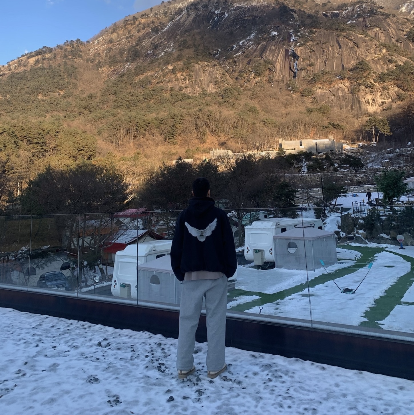 Yeezy Gap Engineered By Balenciaga Dove Hoodie Washed Black, Yeezy Gap Engineered By Balenciaga Dove Long Sleeve T-Shirt Beige 착용 스타일 - 3