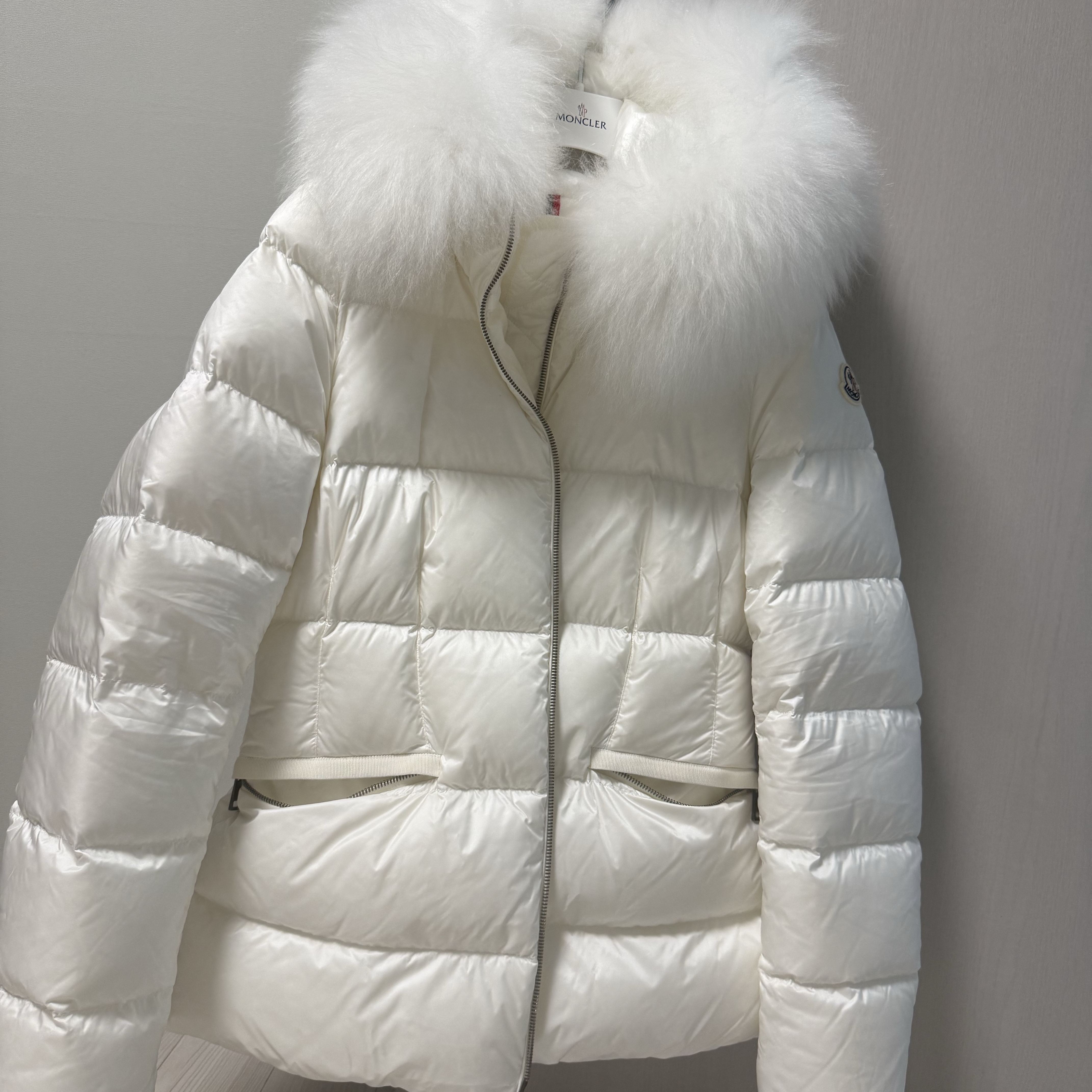 (W) Moncler Boed Hooded Shearing Trim Short Down Jacket White - 25FW 착용 스타일