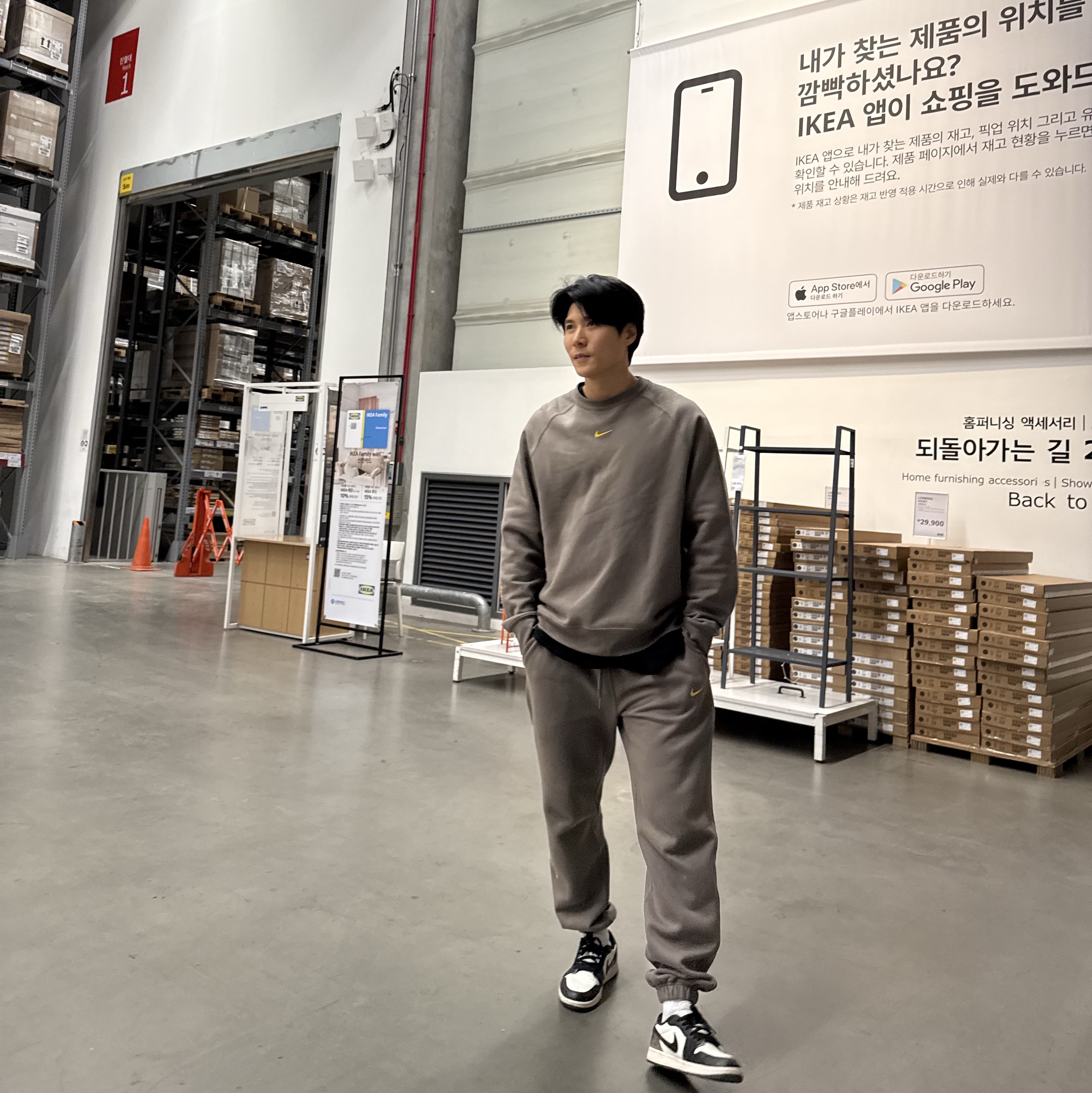 Nike x Drake Nocta Fleece CS Sweatpants Olive Grey Yellow Ochre - Asia, Nike x Drake Nocta Fleece CS Crew Olive Grey Yellow Ochre - Asia 착용 스타일 - 3