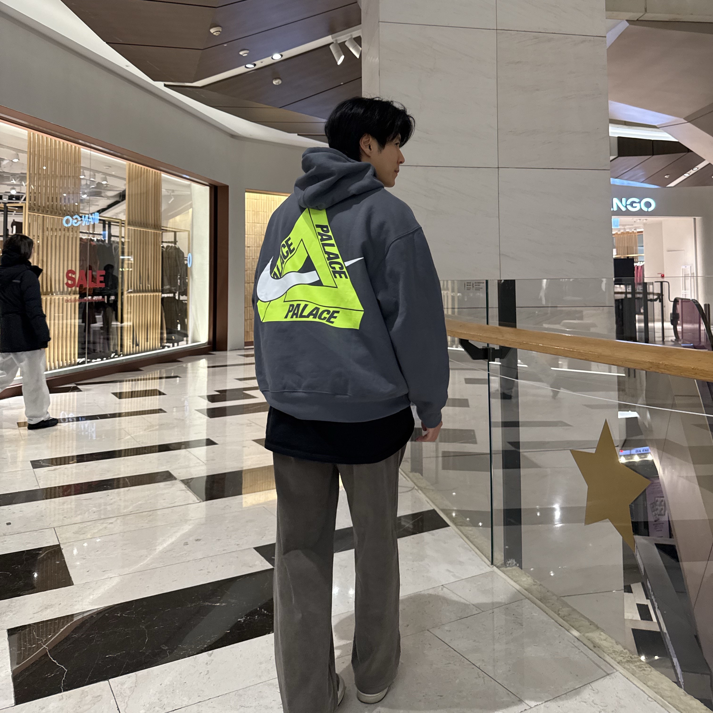 Palace x Nike Tri Swoosh Hood Charcoal - 25FW, Jordan 1 x Travis Scott Retro Low OG SP Sail and Ridgerock 착용 스타일 - 2