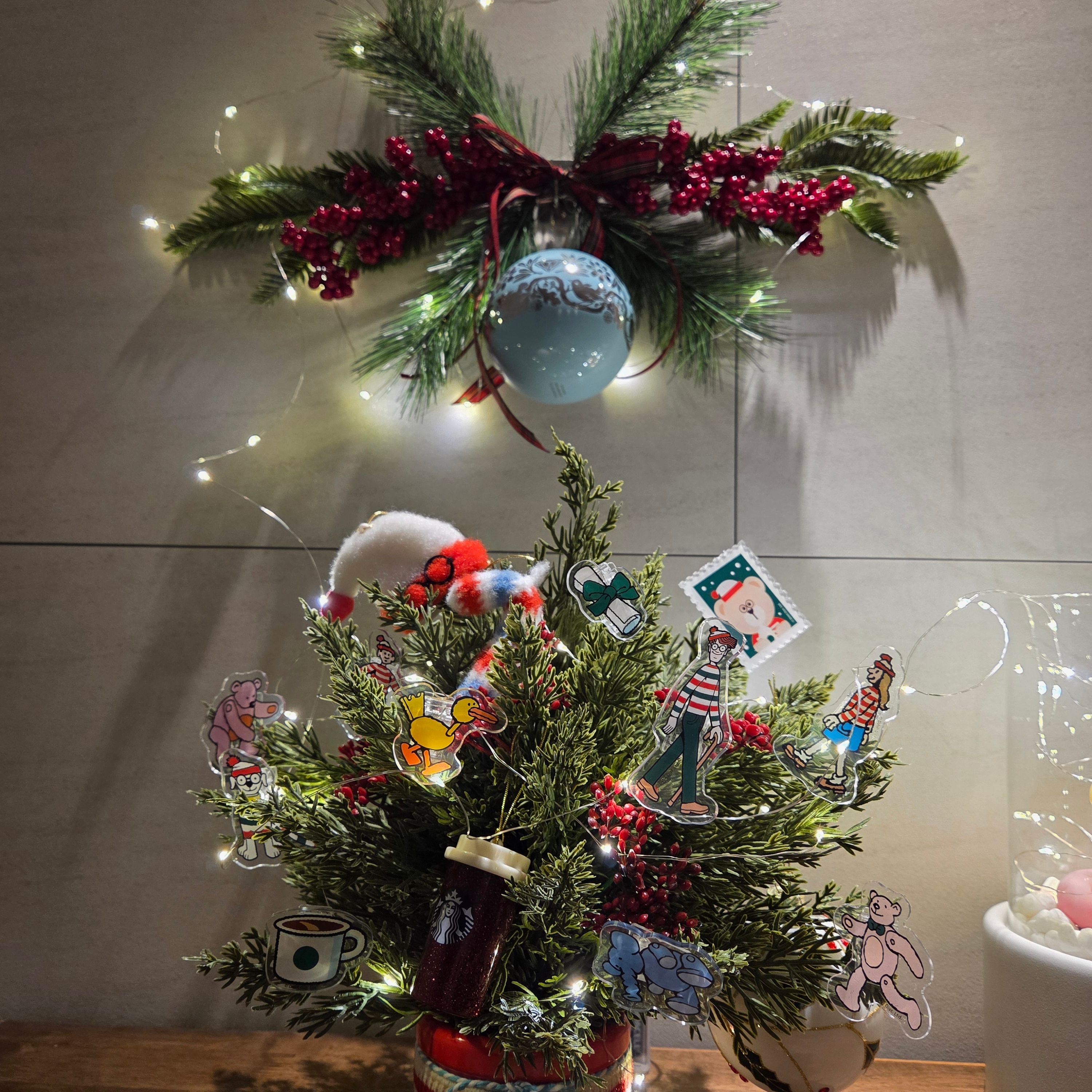 Starbucks x Where's Wally Joyful Christmas Tree 착용 스타일