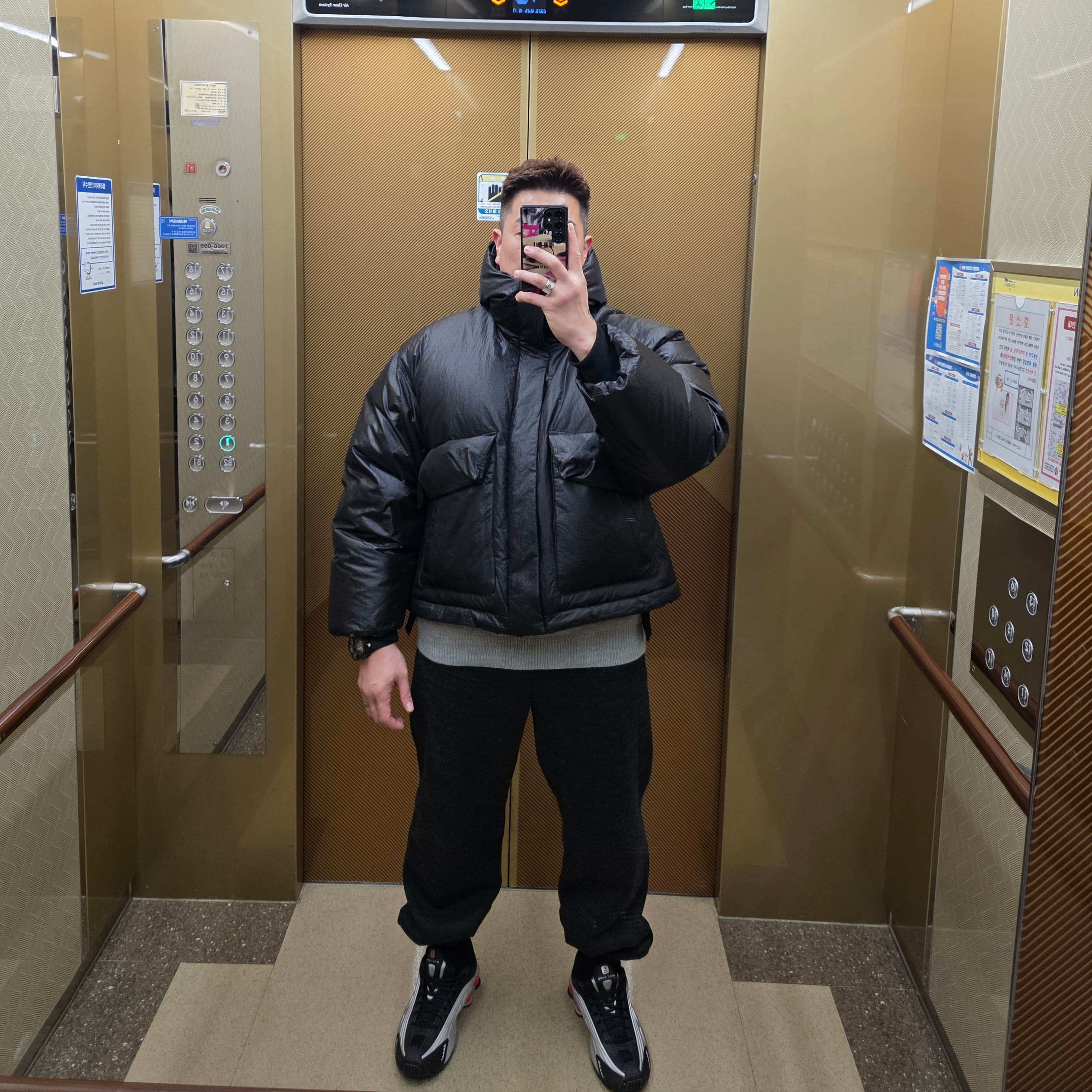 Nike Shox R4 Black and Metallic Silver 착용 스타일