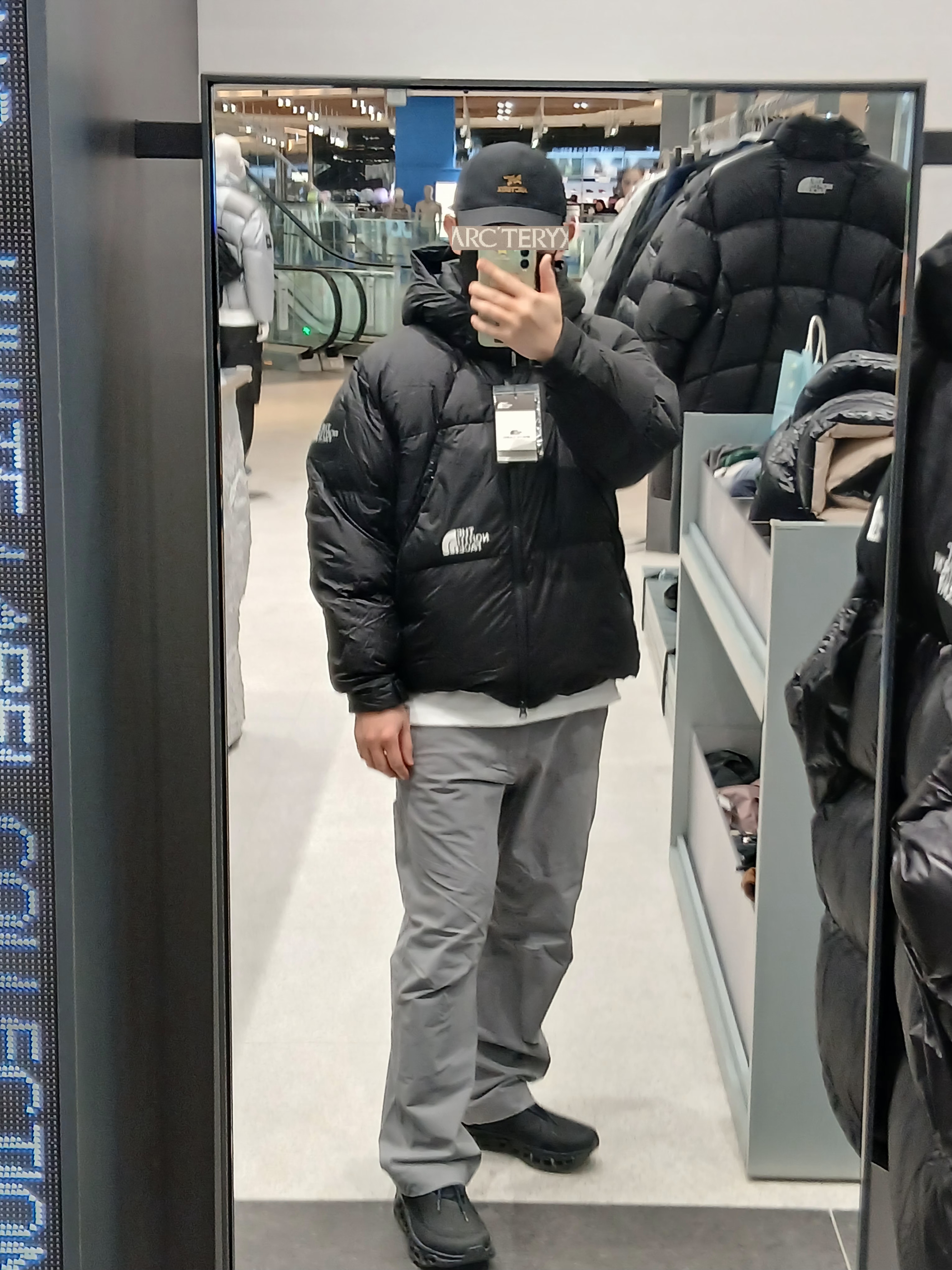 Arc'teryx Bird Word Cap 24K Black, IAB Studio T-Shirt White Gray 착용 스타일 - 8