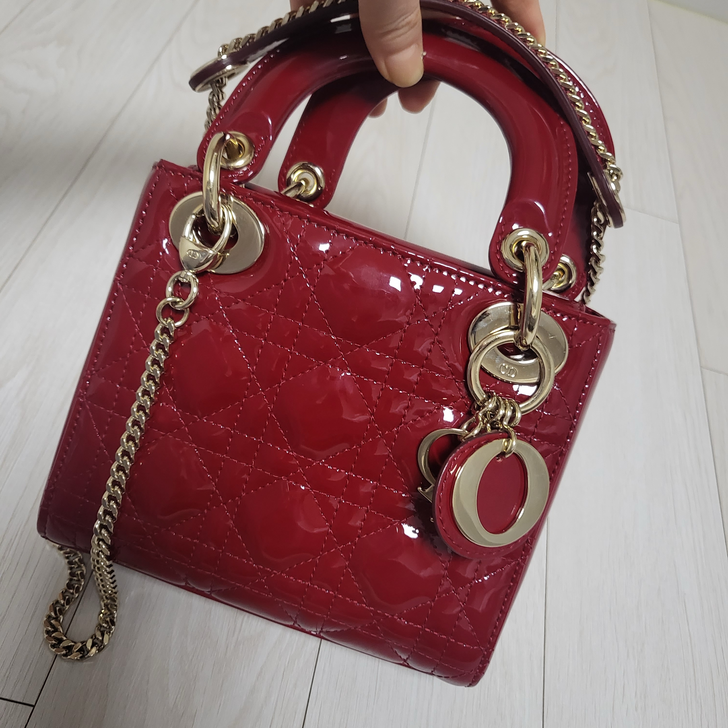 Dior Mini Lady Bag Patent Cannage Calfskin Cherry Red 착용 스타일