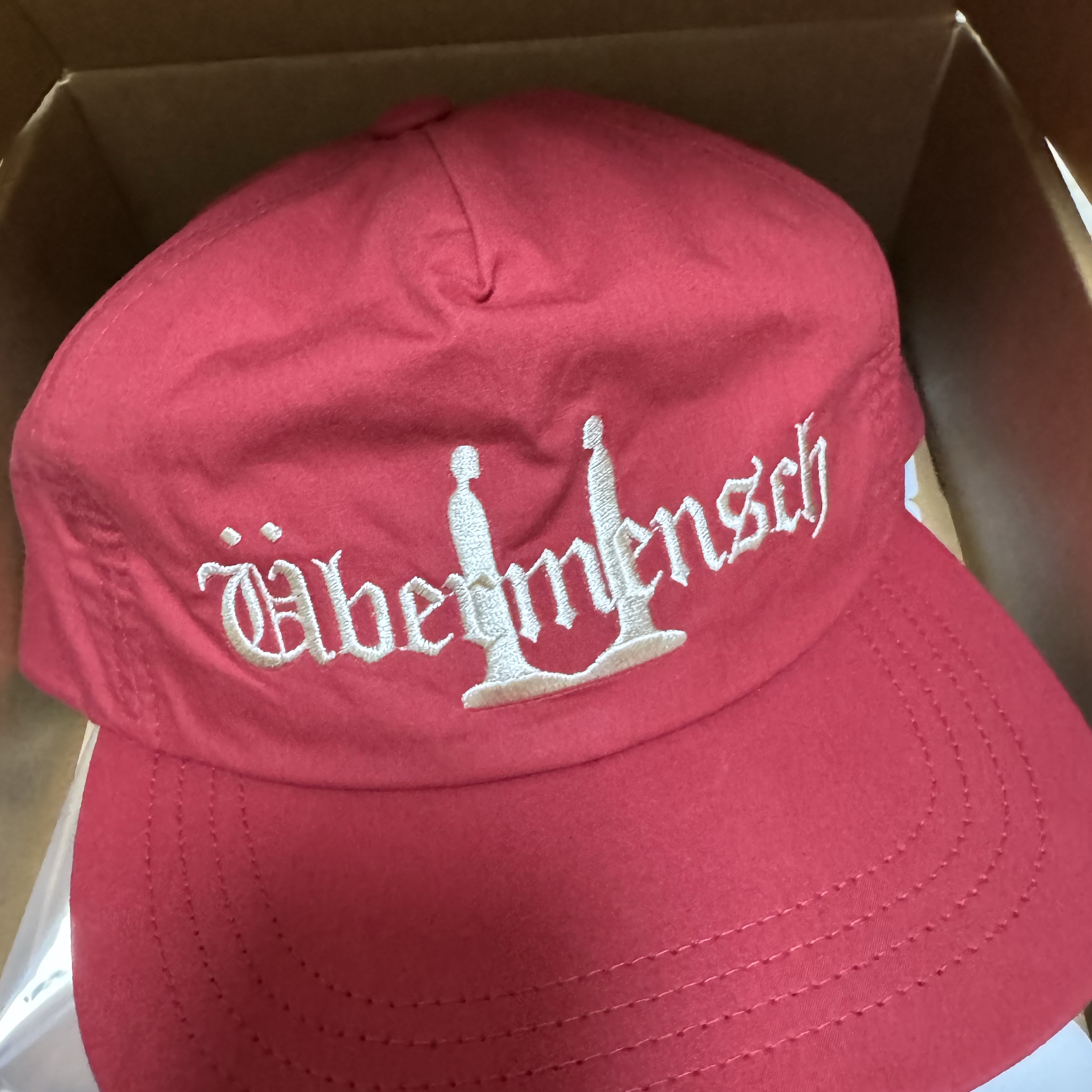 G-DRAGON Ubermensch Cap Burgundy 착용 스타일