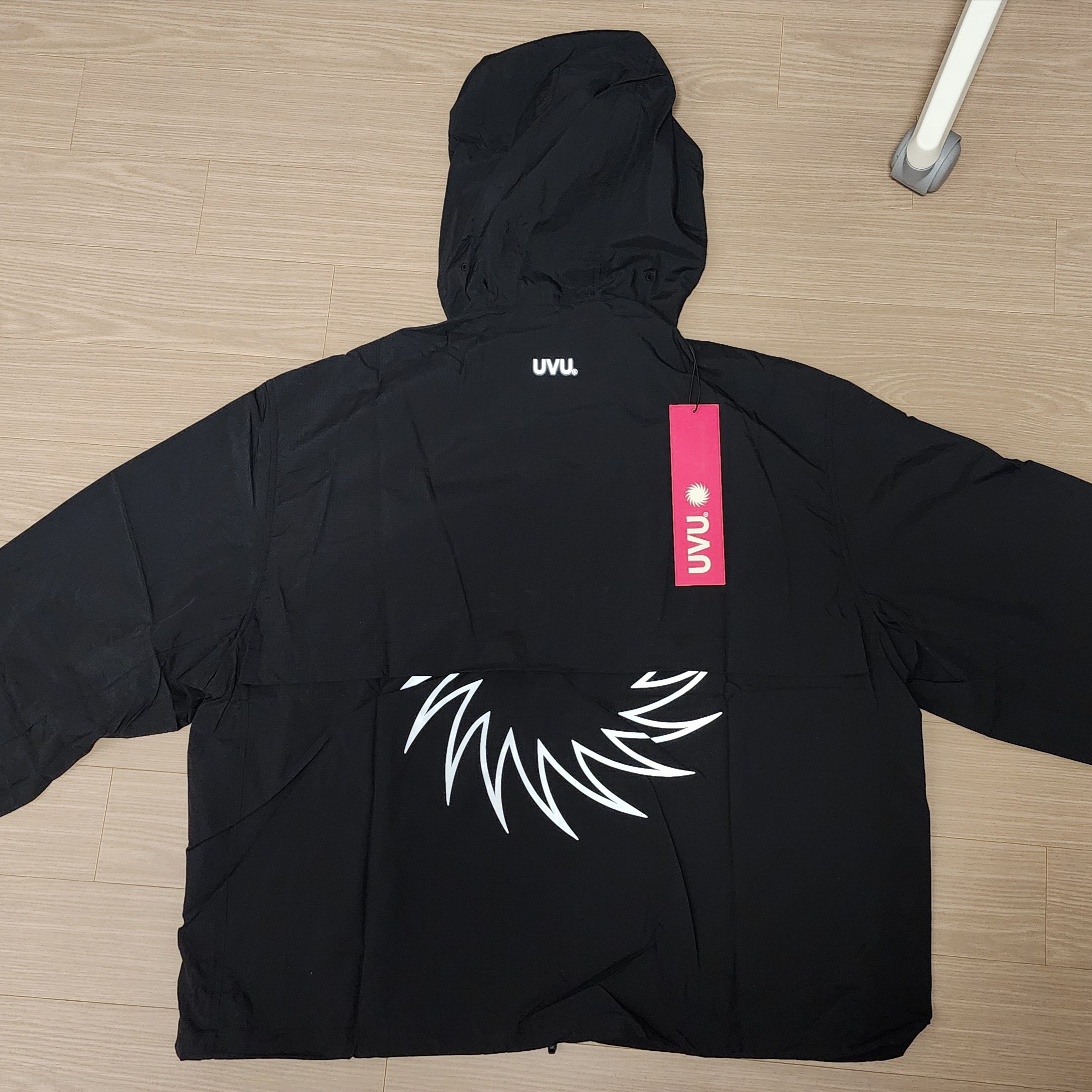 UVU Ultralight Windbreaker Black 착용 스타일