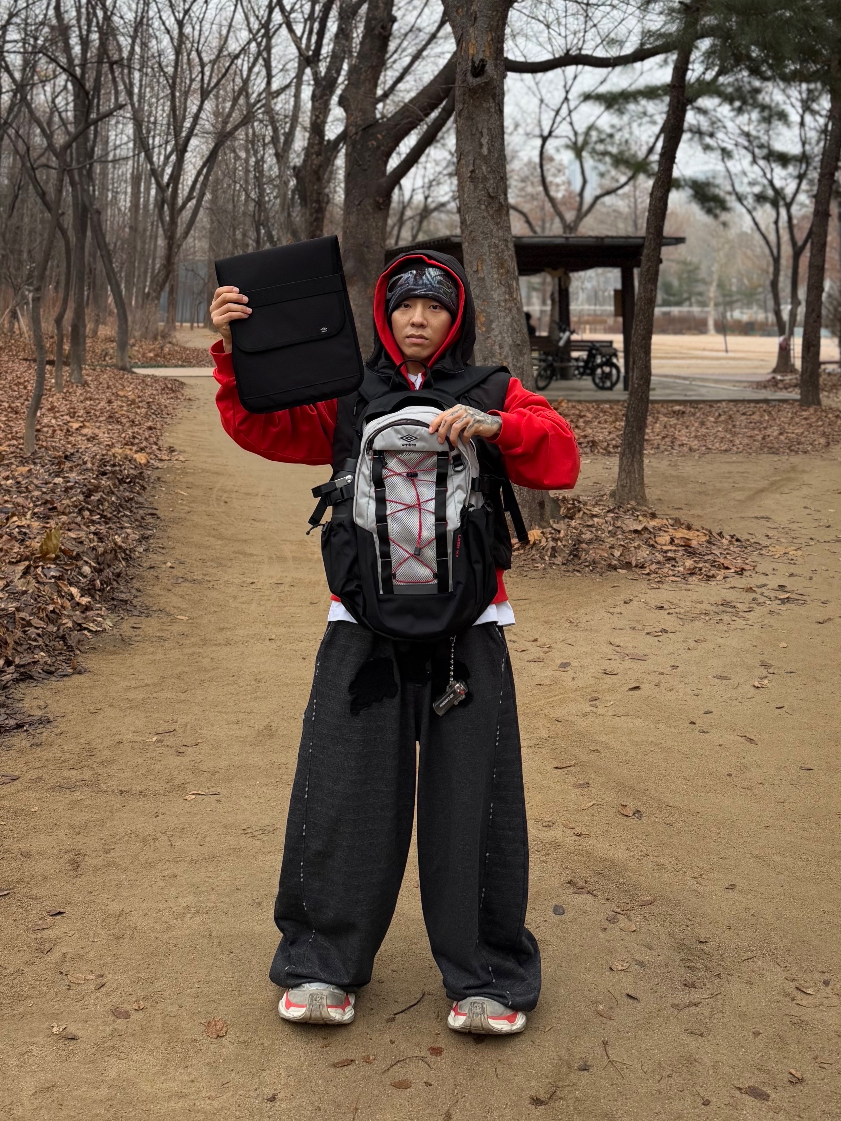 Balenciaga Cargo Sneakers Beige Grey Red 착용 스타일 - 3