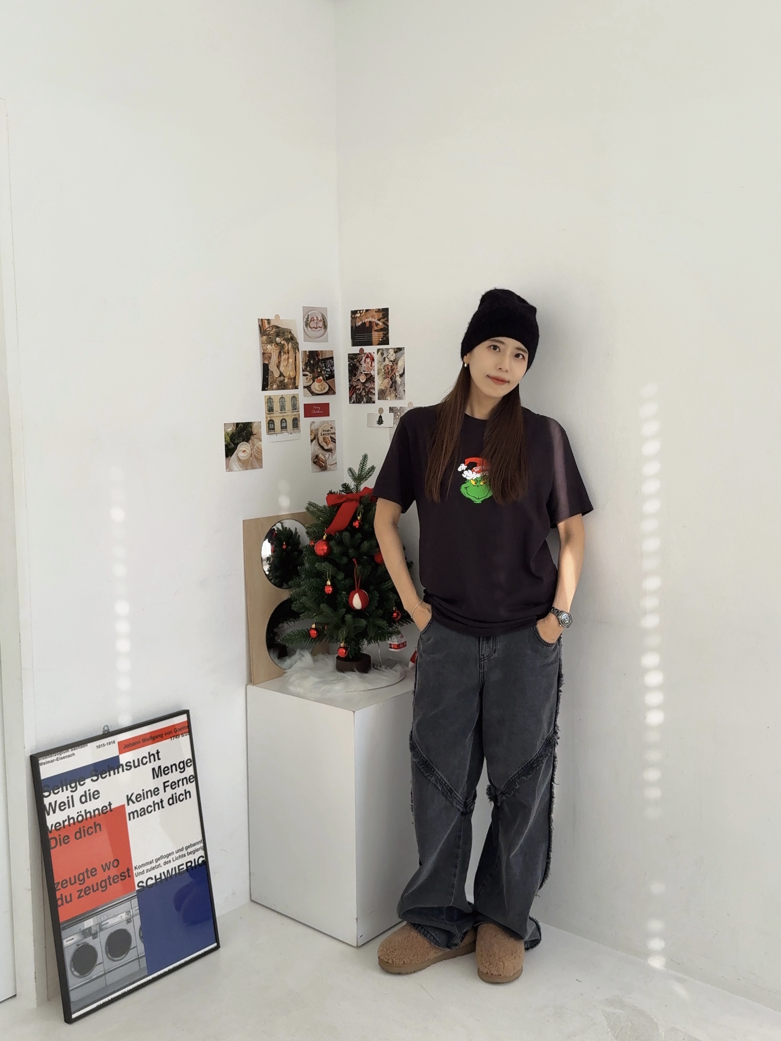 Supreme Grinch T-Shirt Black - 24FW, Chanel J12 Watch 33mm Quartz Black 착용 스타일 - 1