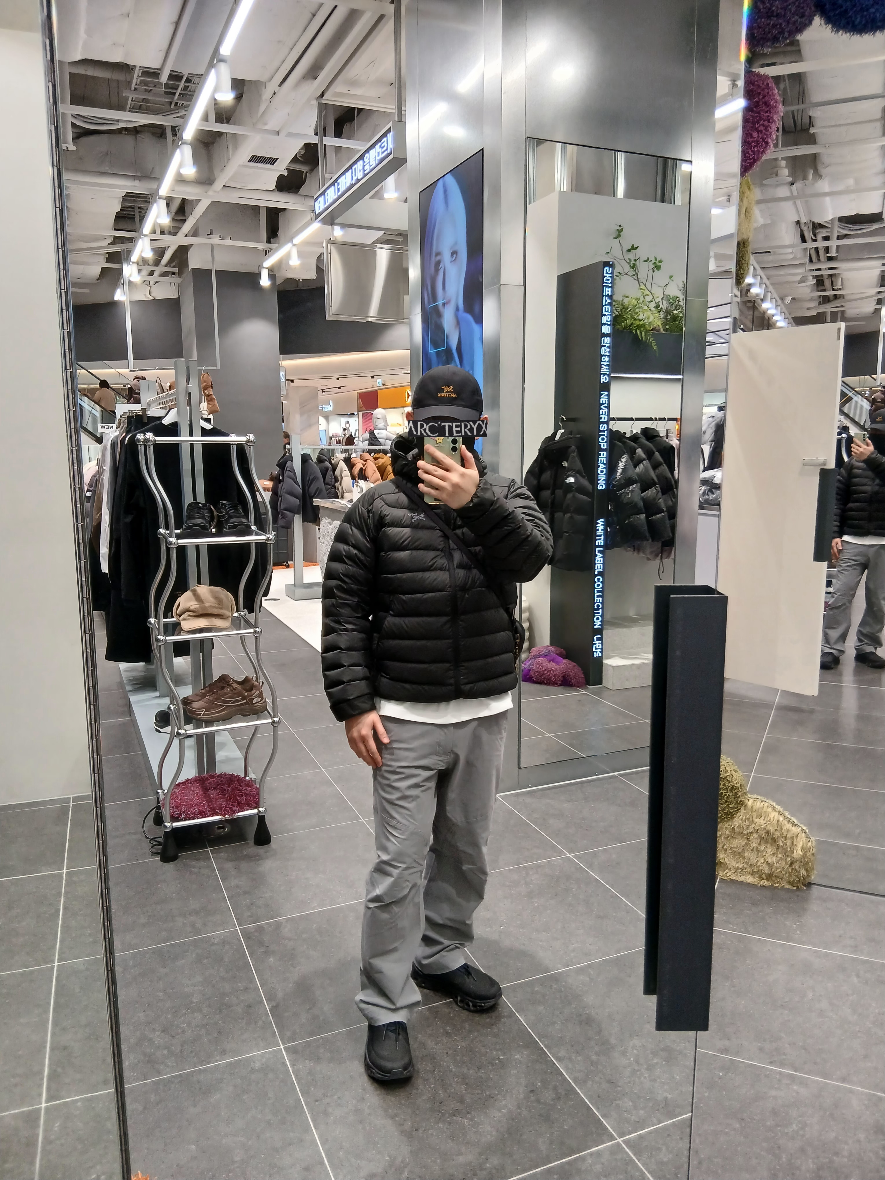 Arc'teryx Bird Word Cap 24K Black, Arc'teryx Kragg Cotton LS T-Shirt White Light Black 착용 스타일 - 2