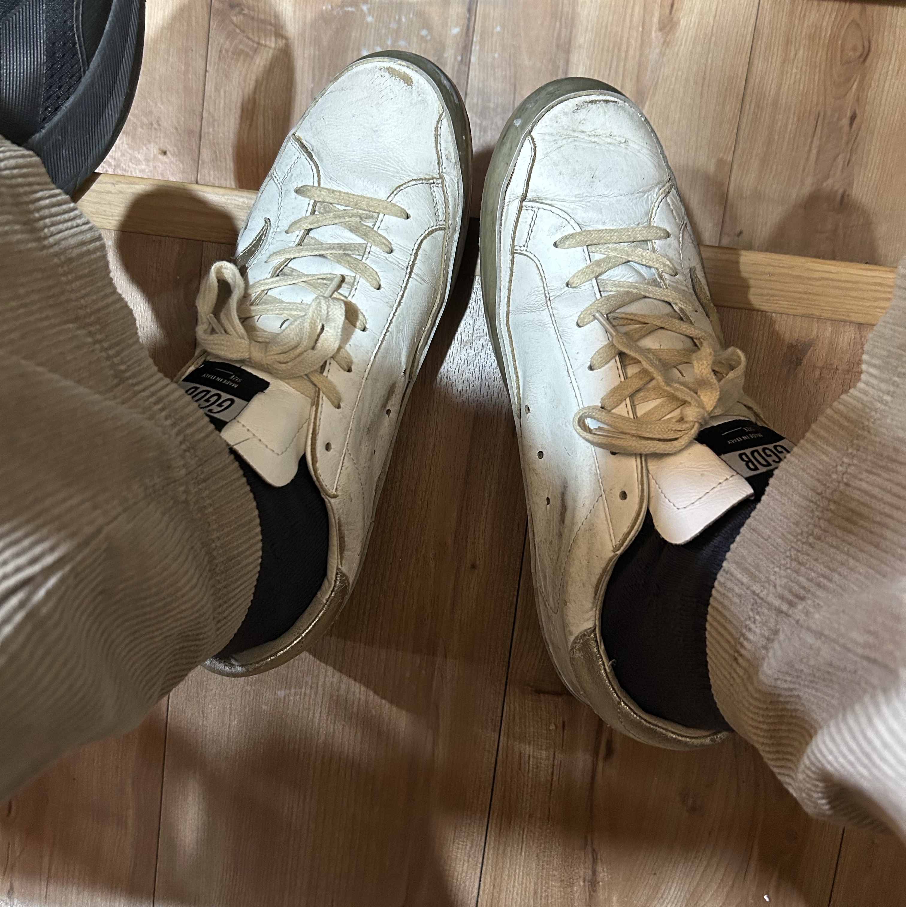Golden Goose Superstar White Gold Heel Tab Sneakers 착용 스타일