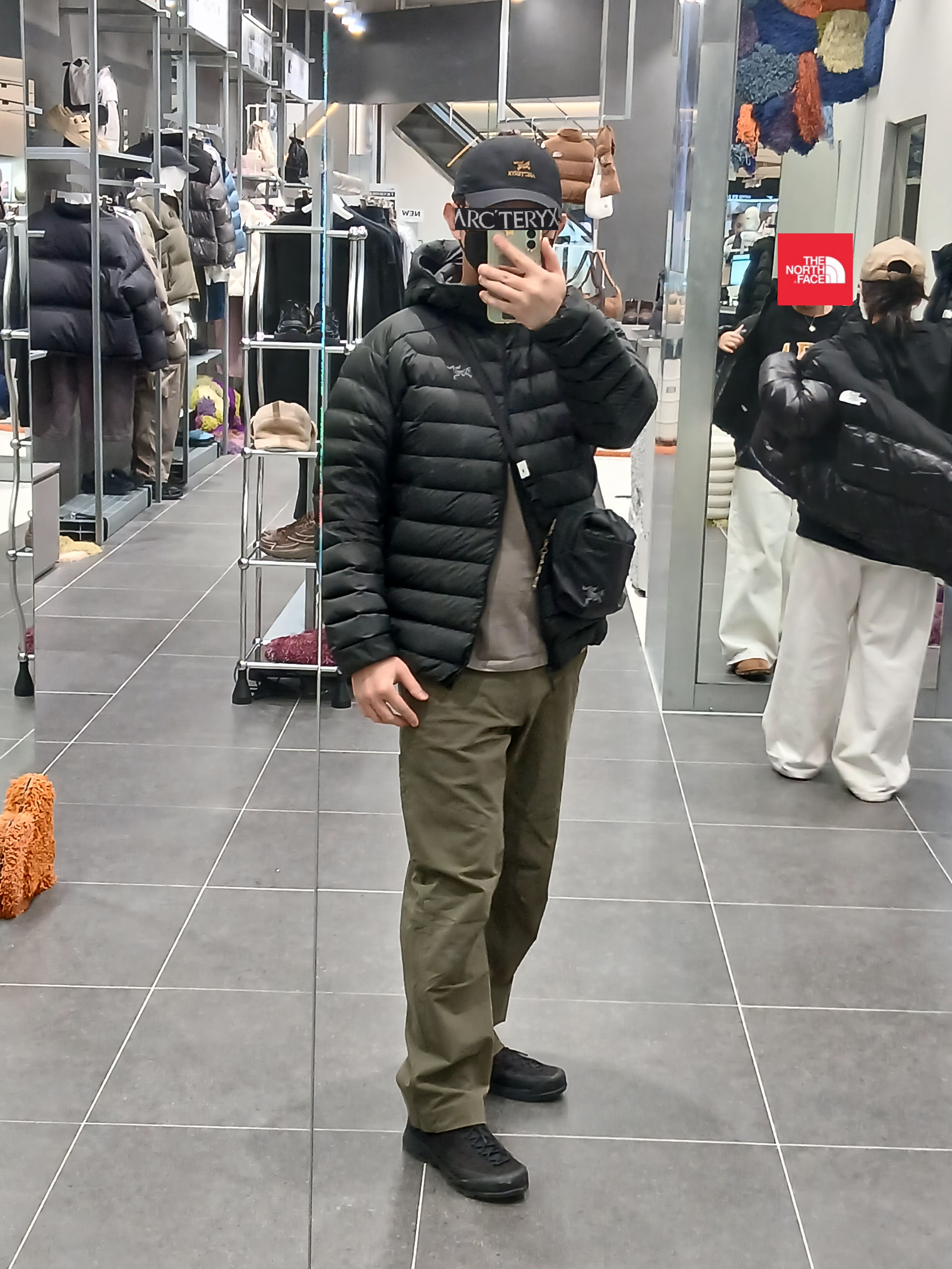Arc'teryx Bird Word Cap 24K Black, Arc'teryx Heliad 6 Crossbody Bag Black 착용 스타일 - 1
