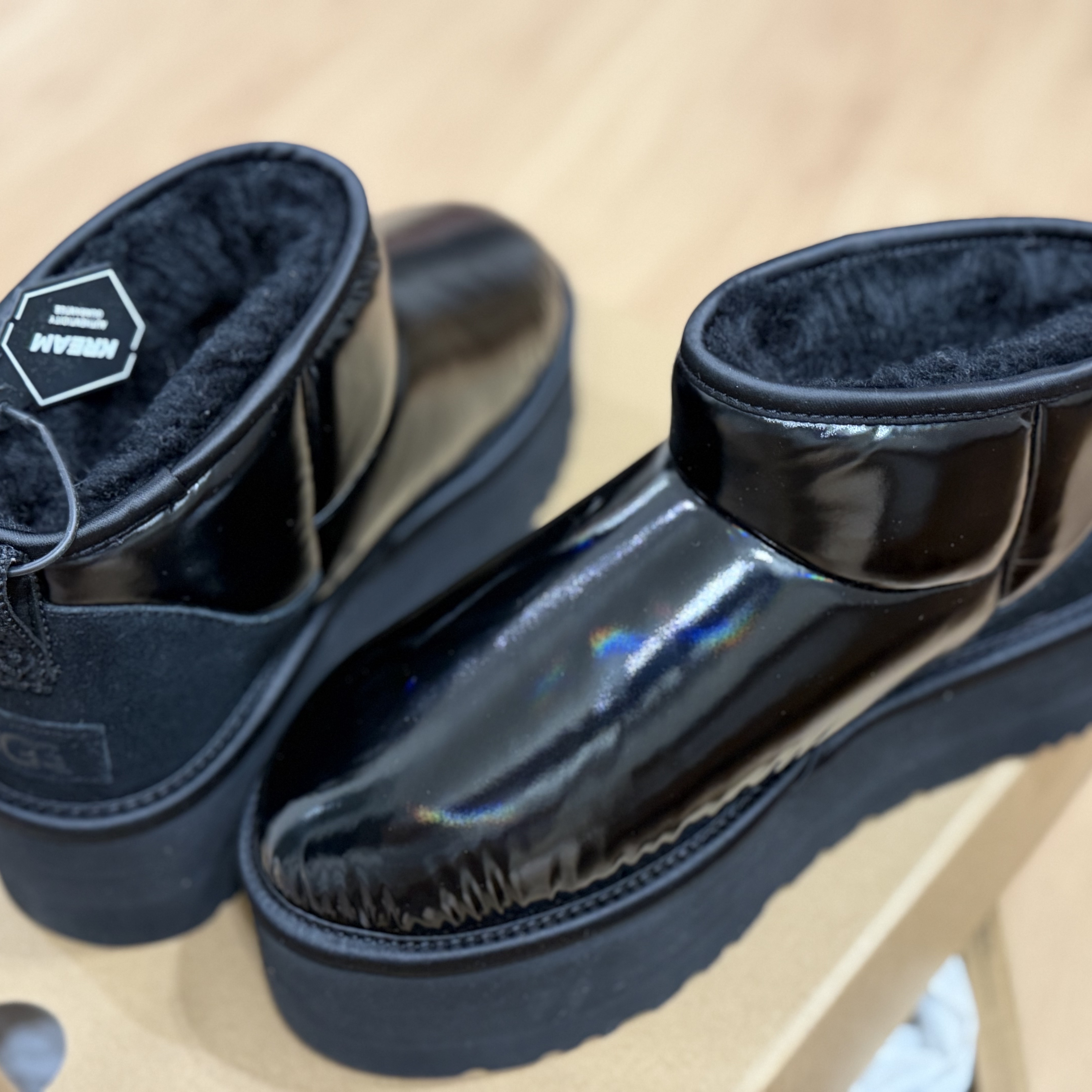 (W) UGG Ultra Mini Platform Hi Shine Black 착용 스타일
