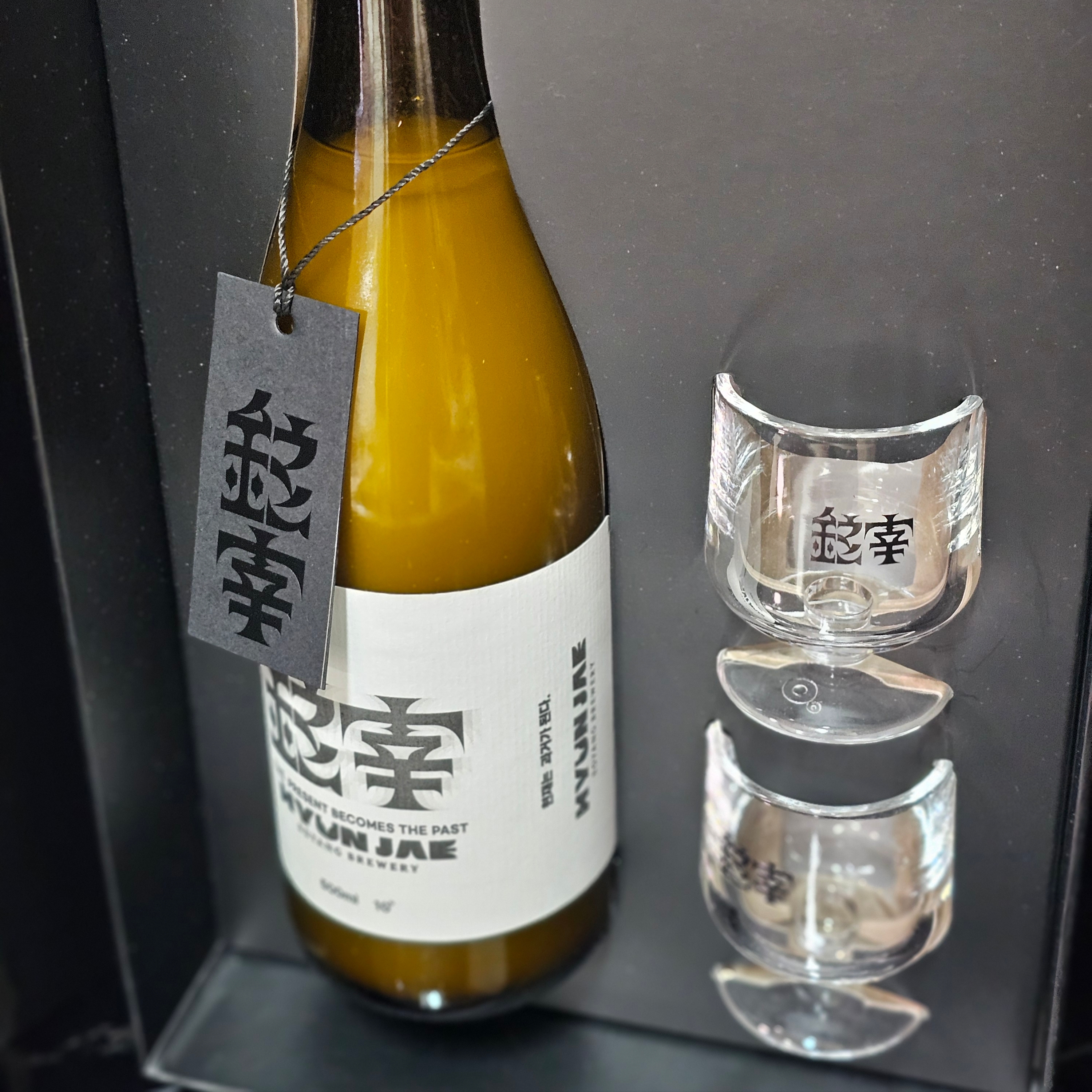[KREAM 단독] Soyang Brewery Hyunjae10% Glass Package Set 착용 스타일 - 3