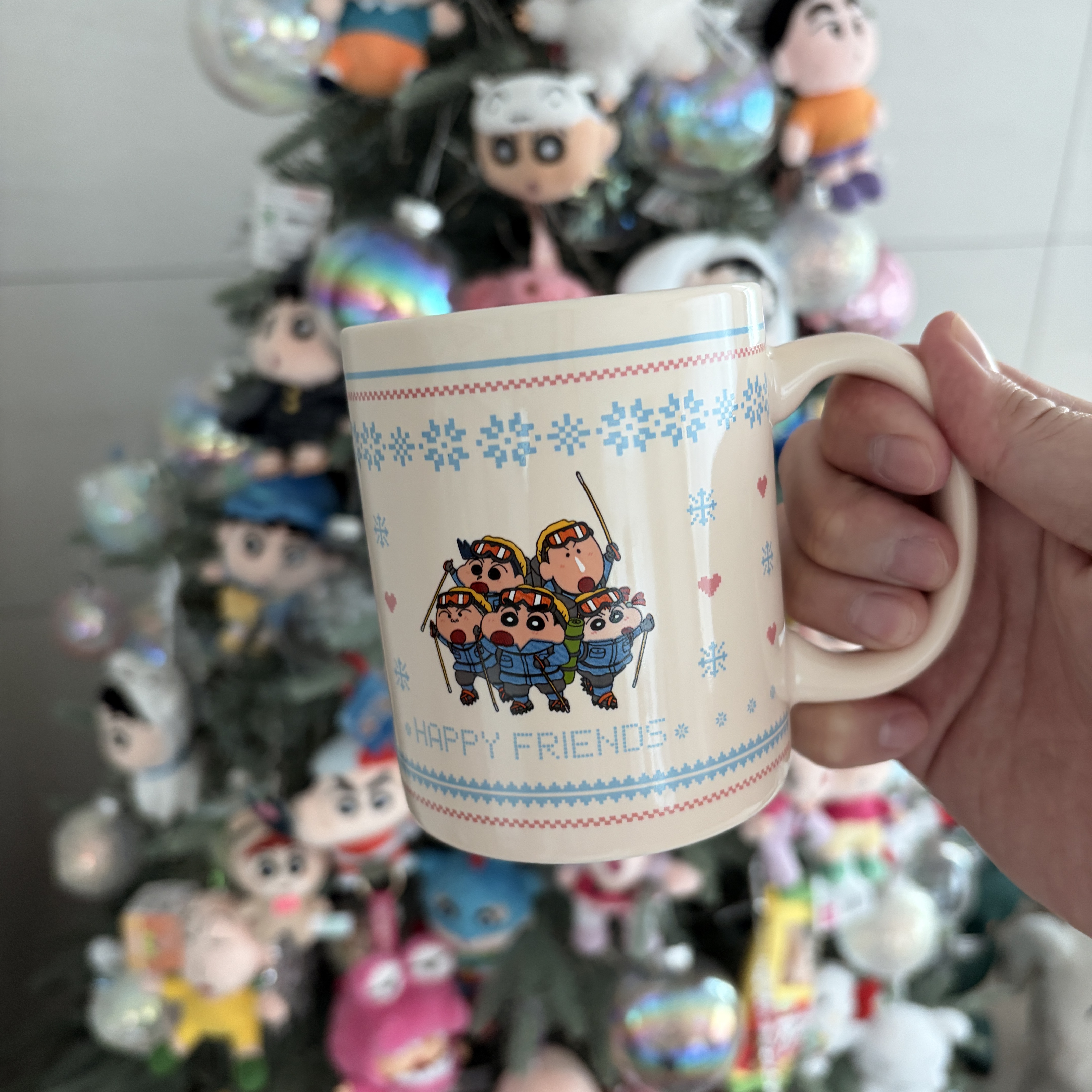 [KREAM 단독] DANCOMMA x Crayon Shin Chan Neighborhood Security Squad Winter Sweater Cup & Plate Set Ivory 착용 스타일