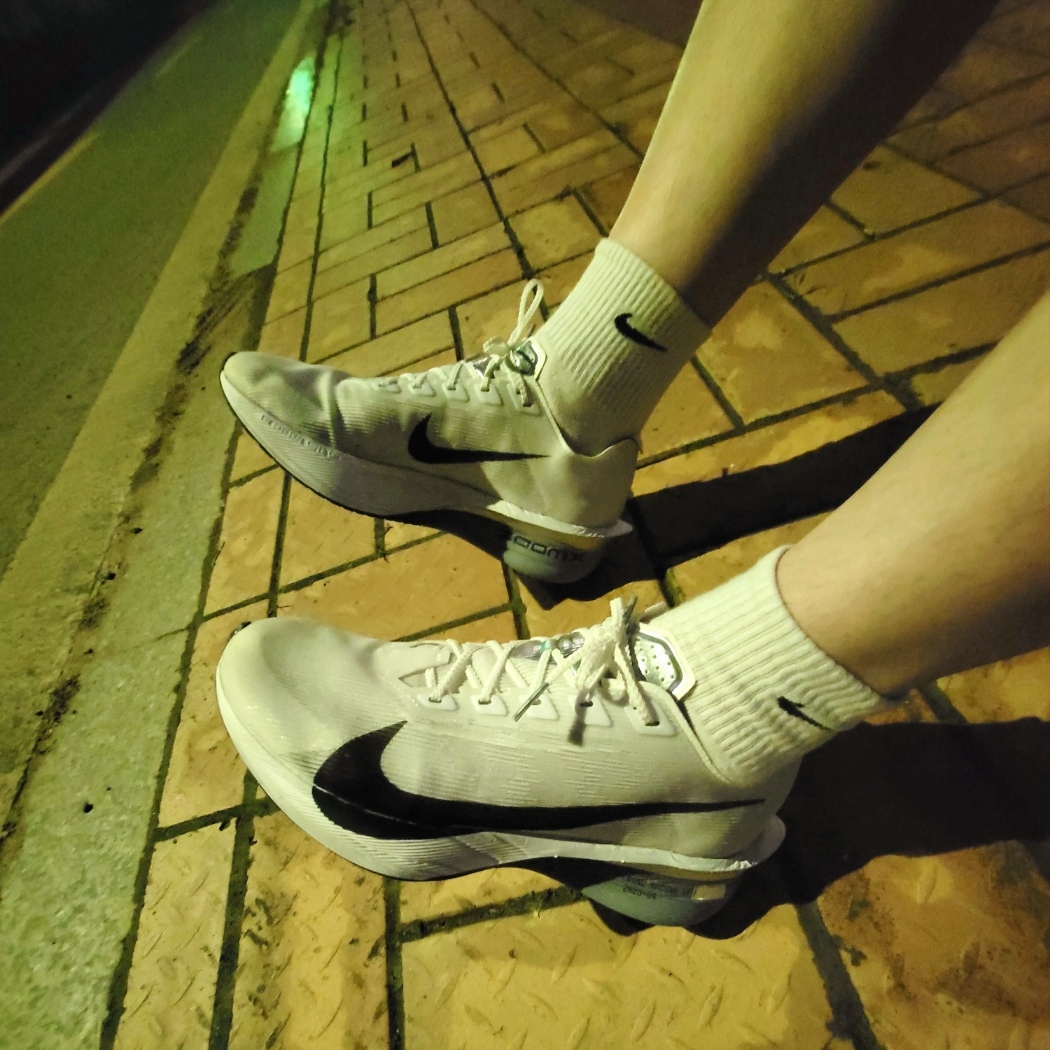 Nike ZoomX Vaporfly Next% 4 White Gridiron, Nike Everyday Cushioned Training Ankle Socks White (6 Pack/Korean Ver.) 착용 스타일