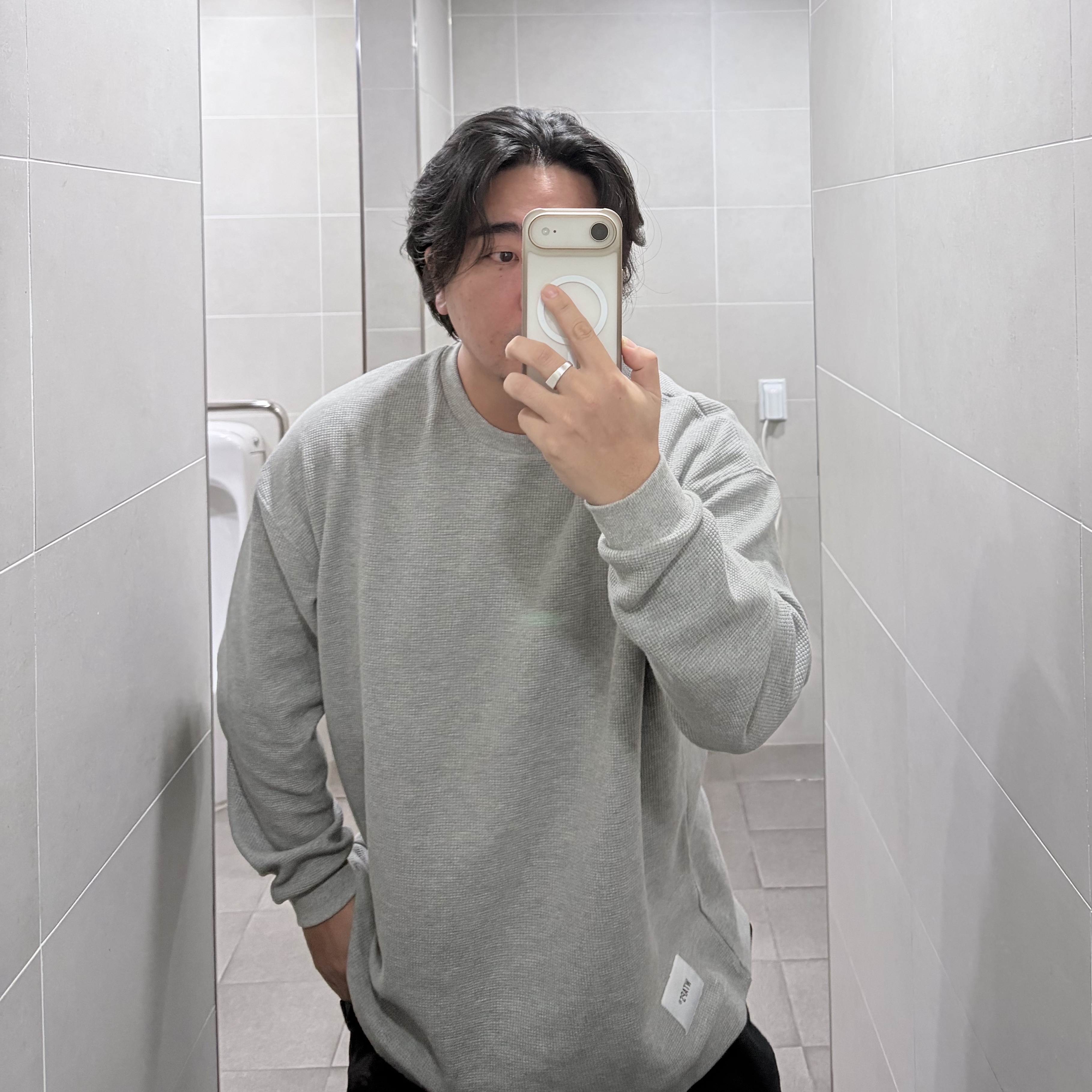 Oakley x Satisfy Straight Jacket Matte Terrain Tan, Champion x Wtaps Academy LS T-Shirt Cotton Gray 착용 스타일 - 2