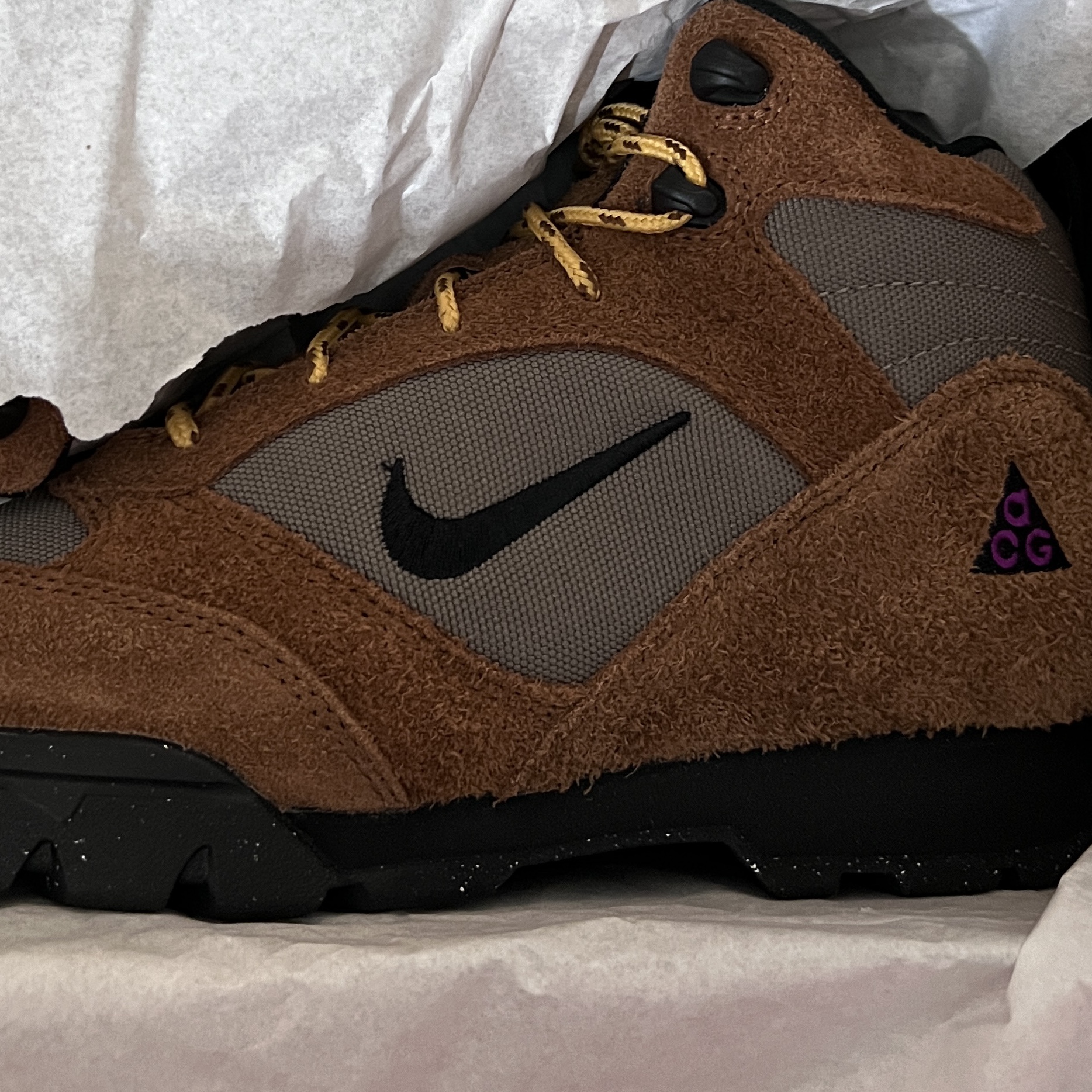 Nike ACG Torre Mid Waterproof Pecan and Olive Grey 착용 스타일