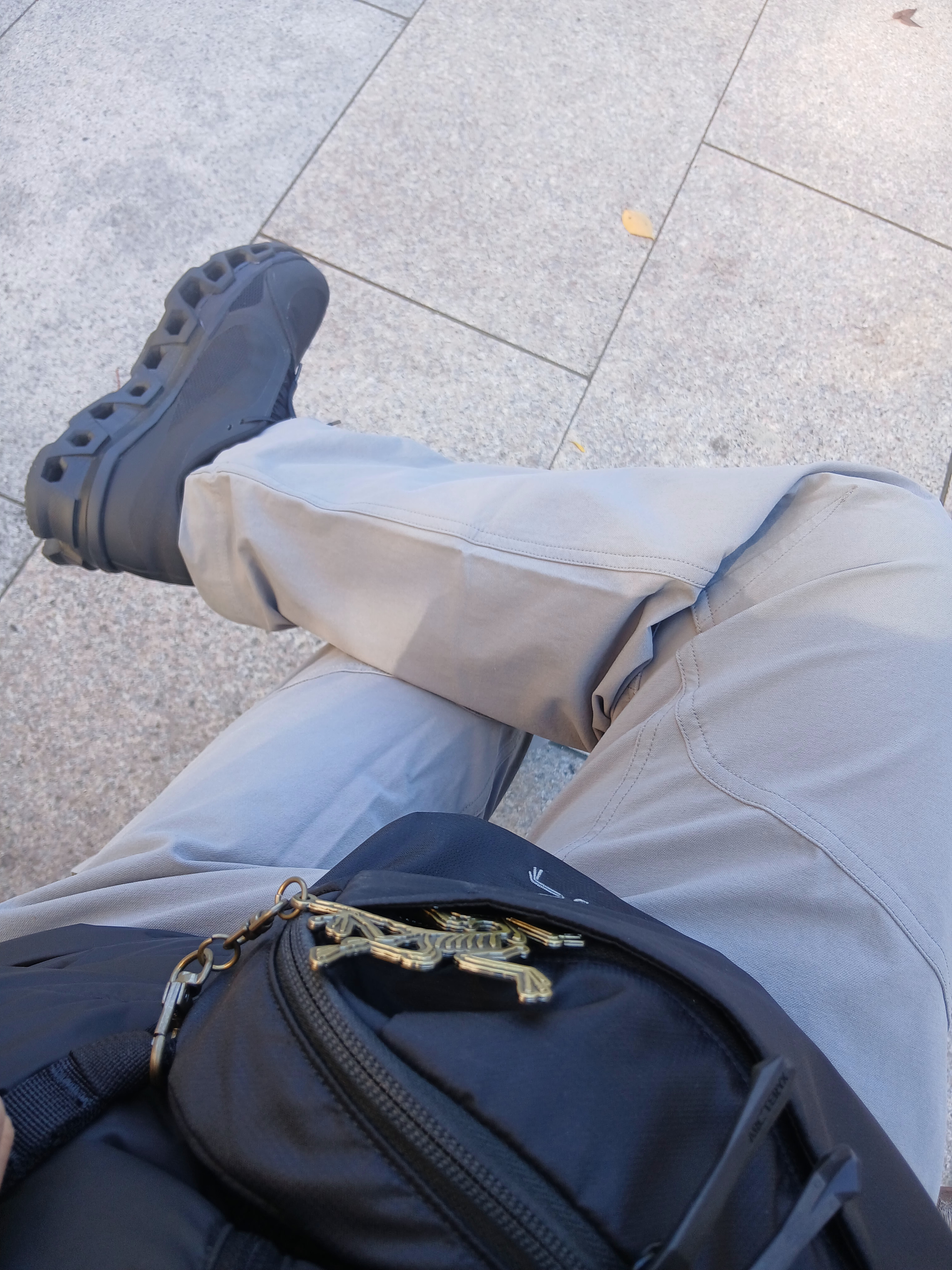 Arc'teryx Bird Word Cap 24K Black, Arc'teryx Kragg Cotton LS T-Shirt White Light Black 착용 스타일 - 8