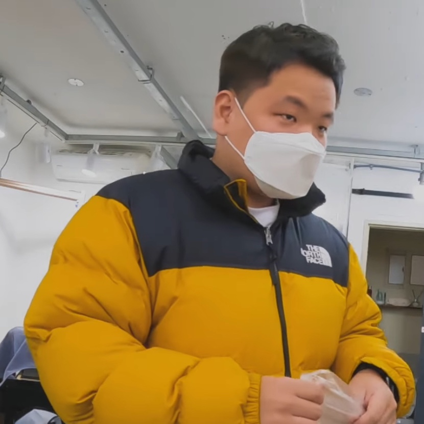 The North Face 1996 Retro Nuptse Jacket Arrowwood Yellow 착용 스타일