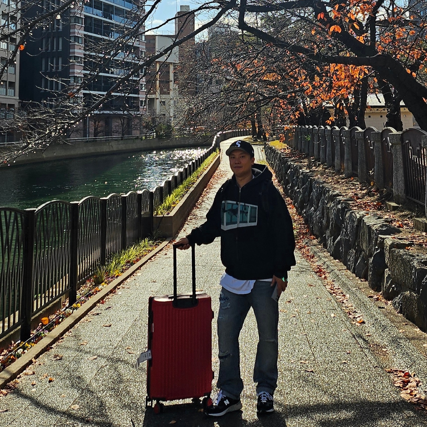 Supreme Gold Cross S Logo New Era Black - 24SS, Supreme x Damien Hirst Zip Up Hooded Sweatshirt Black - 25SS 착용 스타일