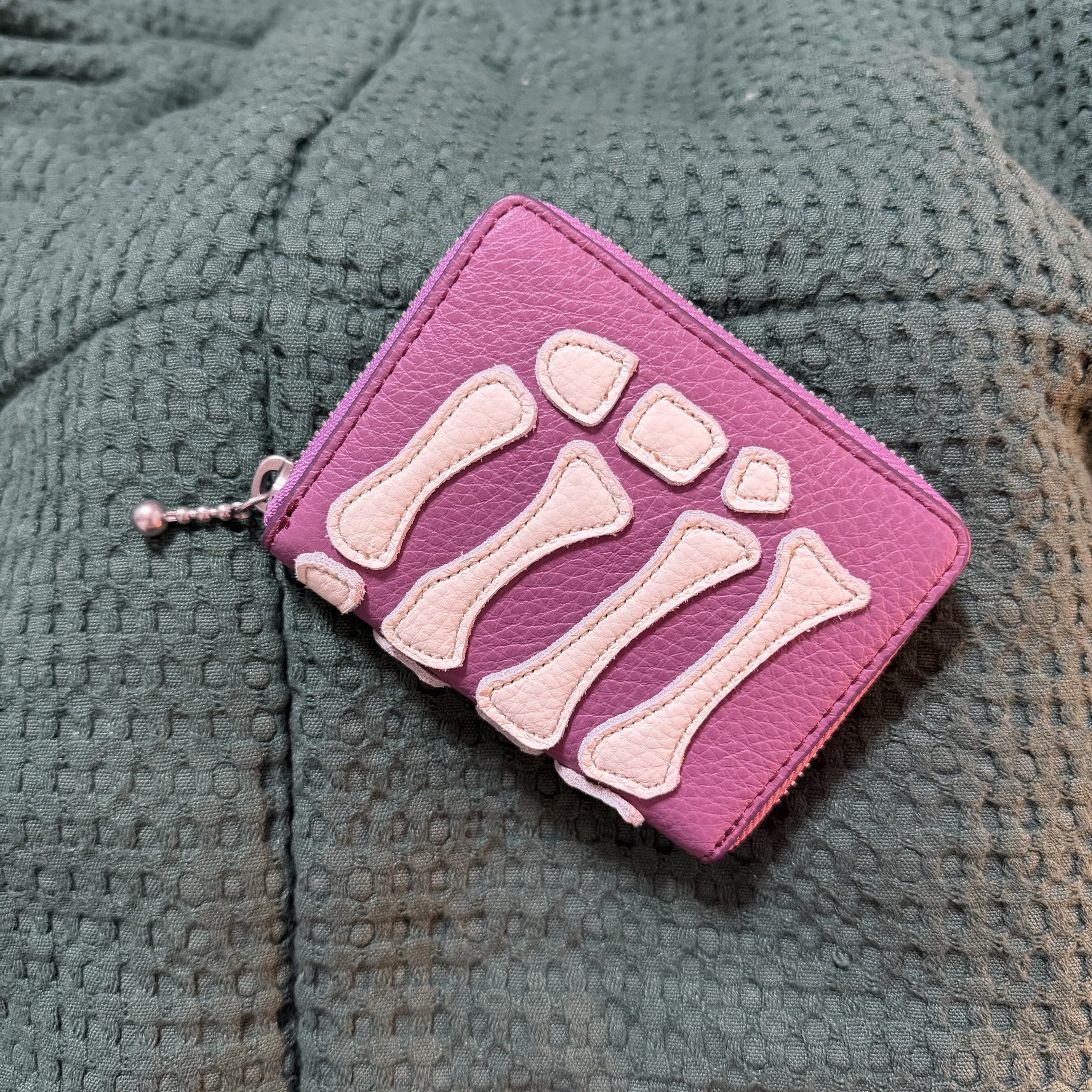 Kapital Thumbs Up Bone Hand Zip Mini Wallet Purple 착용 스타일 - 1