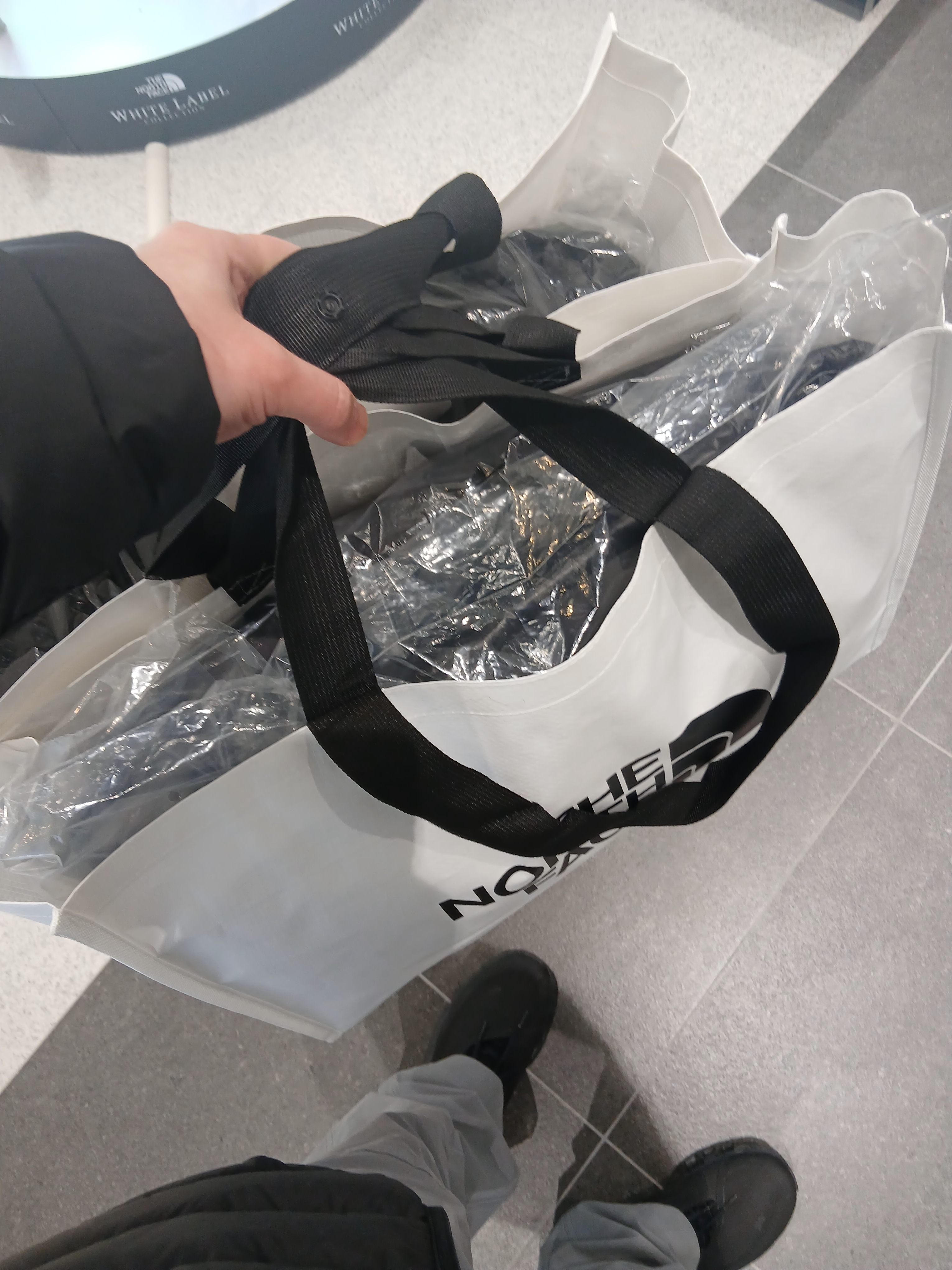 Arc'teryx Bird Word Cap 24K Black, IAB Studio T-Shirt White Gray 착용 스타일 - 10