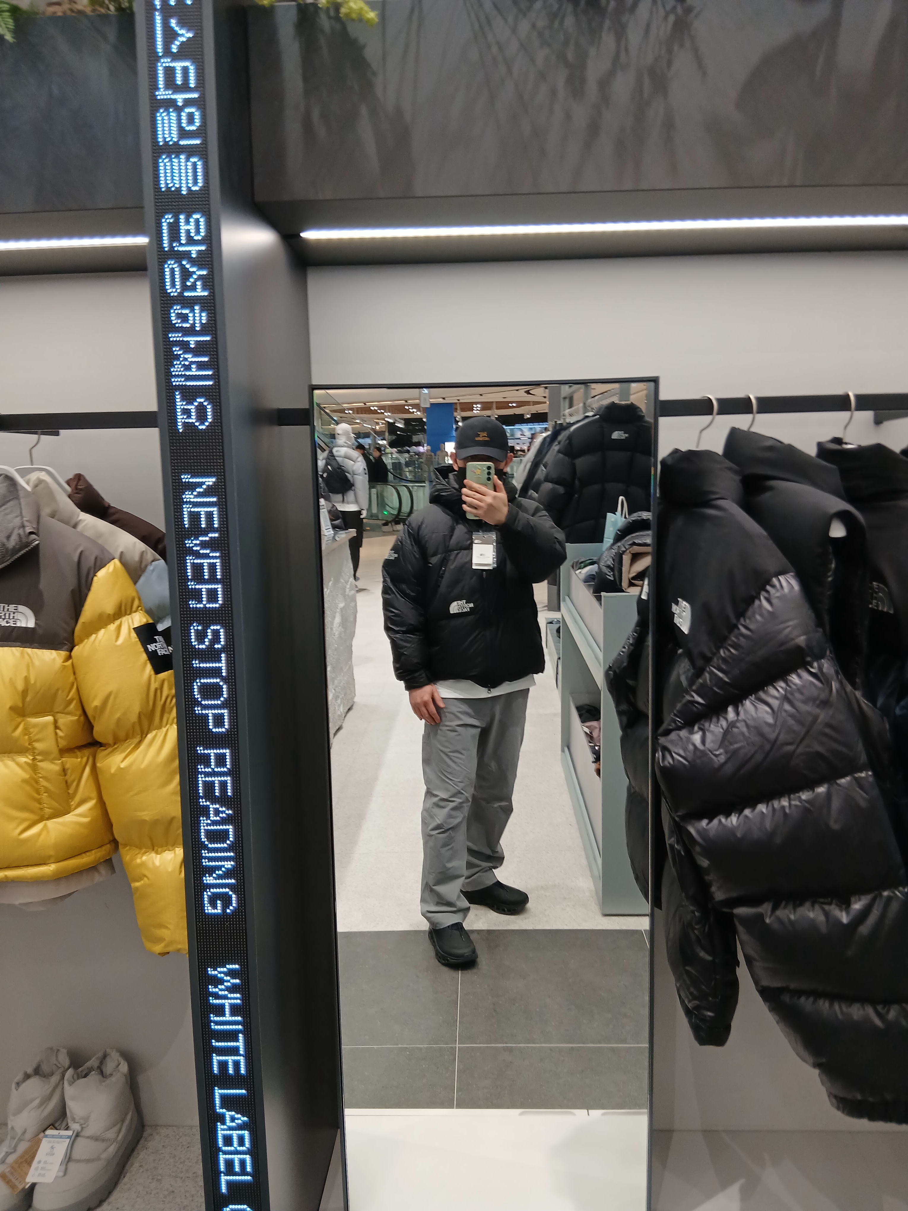 Arc'teryx Bird Word Cap 24K Black, IAB Studio T-Shirt White Gray 착용 스타일 - 5