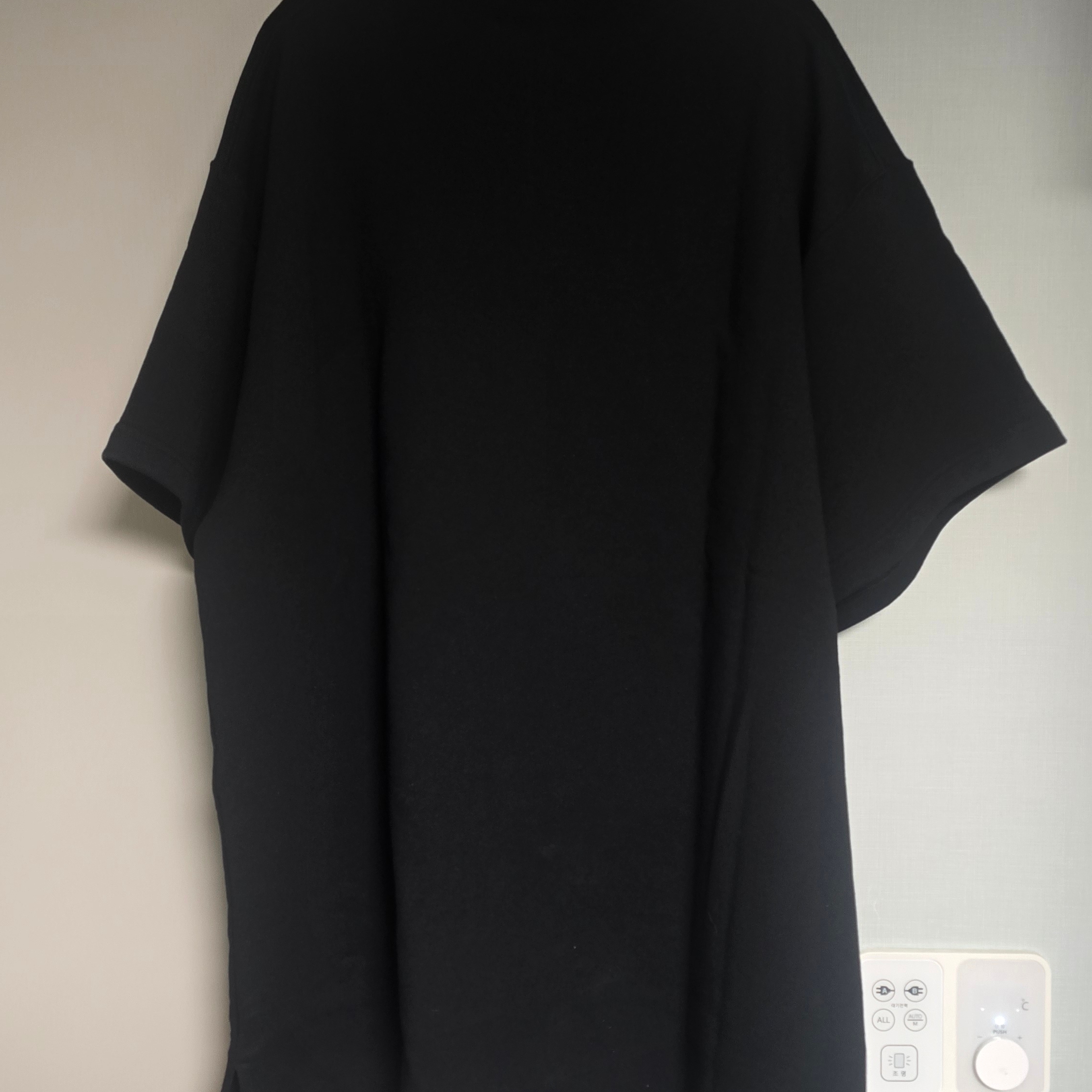 Balenciaga Laurel Classic T-Shirt Dark Grey 착용 스타일 - 2