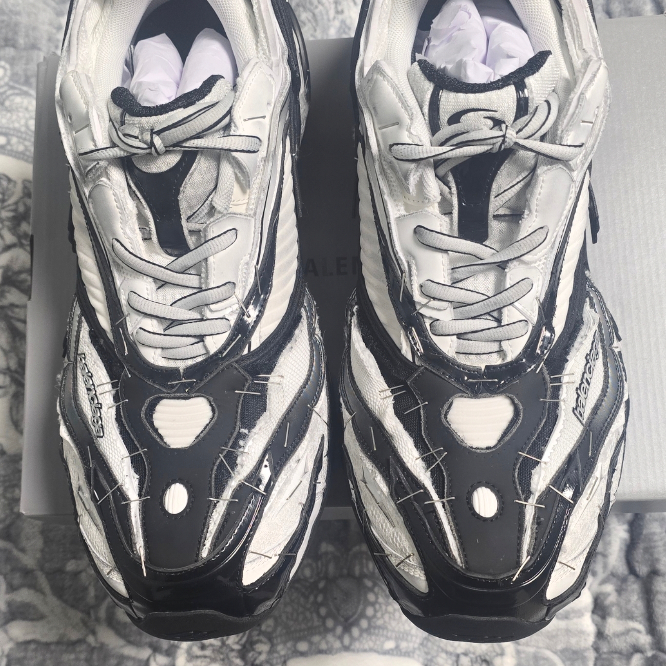 Balenciaga Stapler Sneaker Black 착용 스타일 - 1