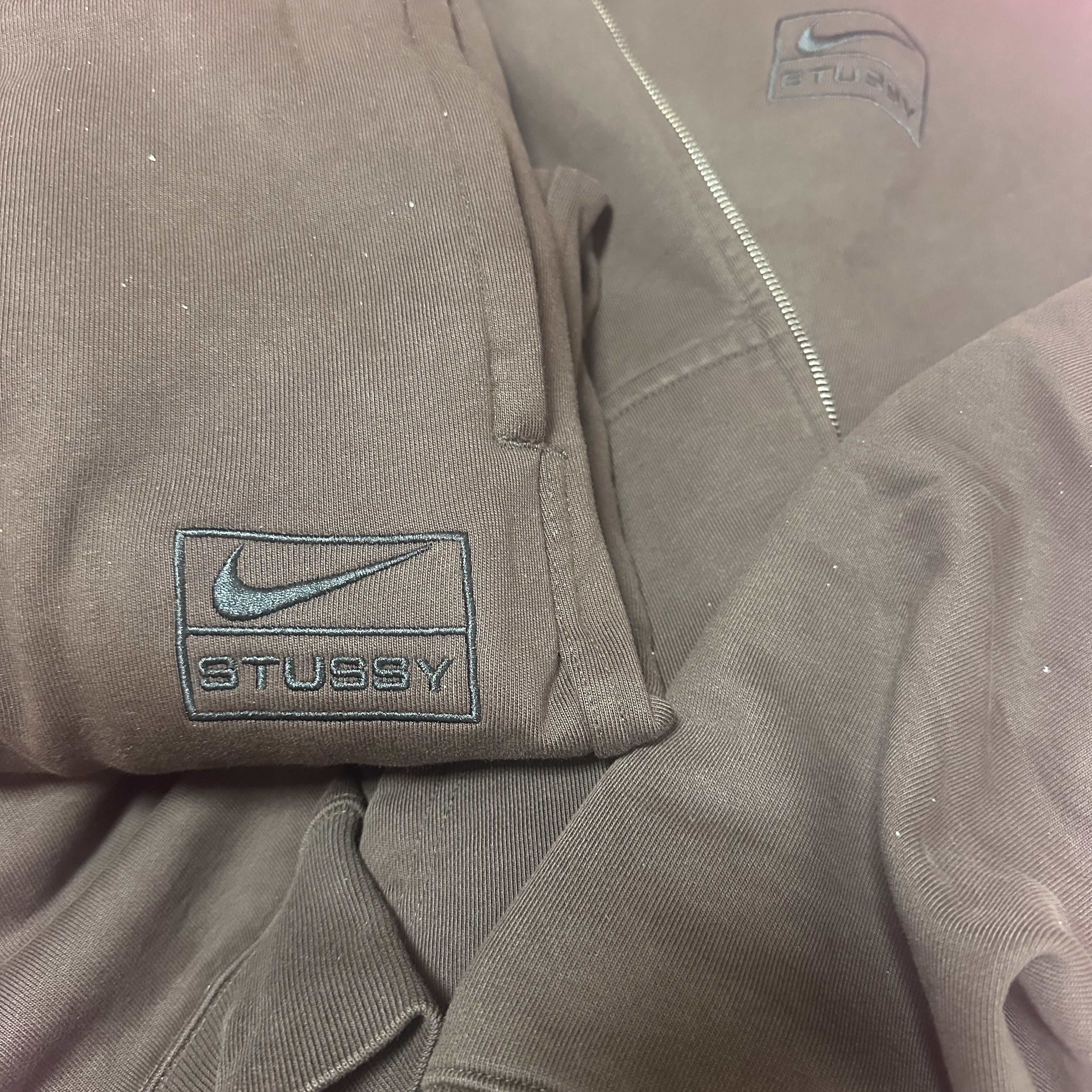 Nike x Stussy Stone Washed Fleece Zip Hoodie Dark Cinder (FJ9175-261), Nike x Stussy Stone Washed Fleece Pants Dark Cinder (FN5235-261) 착용 스타일