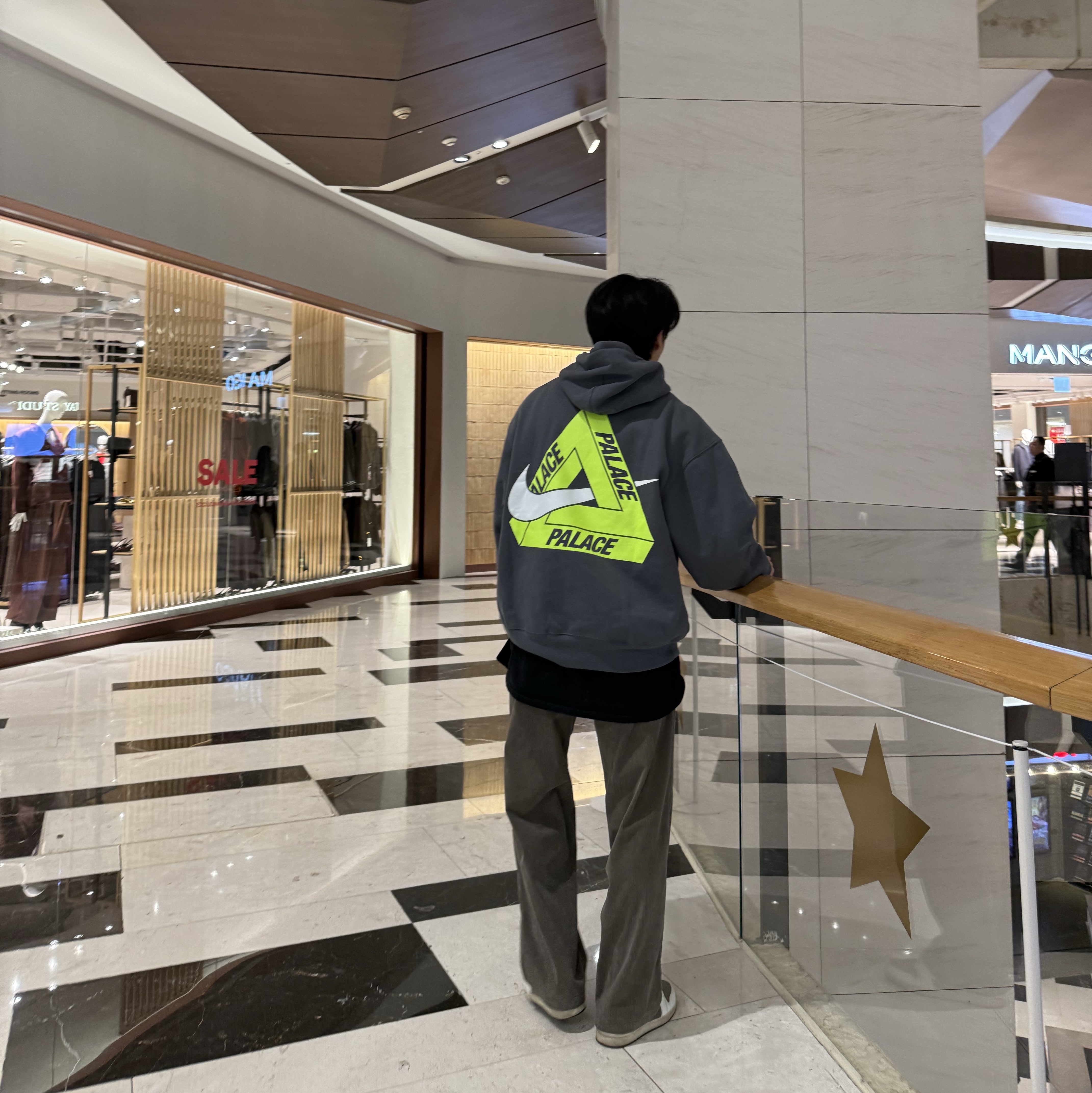 Palace x Nike Tri Swoosh Hood Charcoal - 25FW, Jordan 1 x Travis Scott Retro Low OG SP Sail and Ridgerock 착용 스타일 - 4