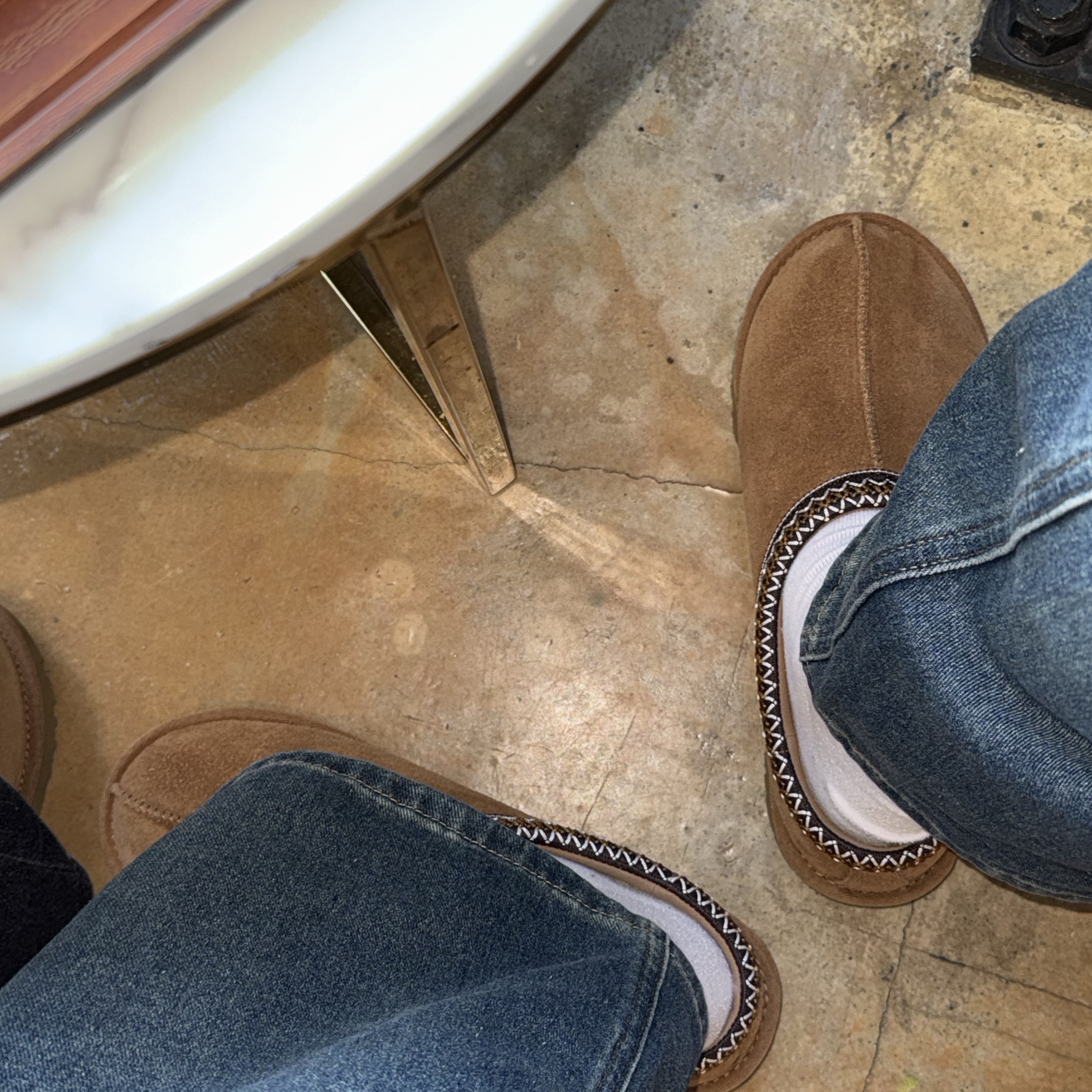 UGG Tasman II Slipper Chestnut 착용 스타일
