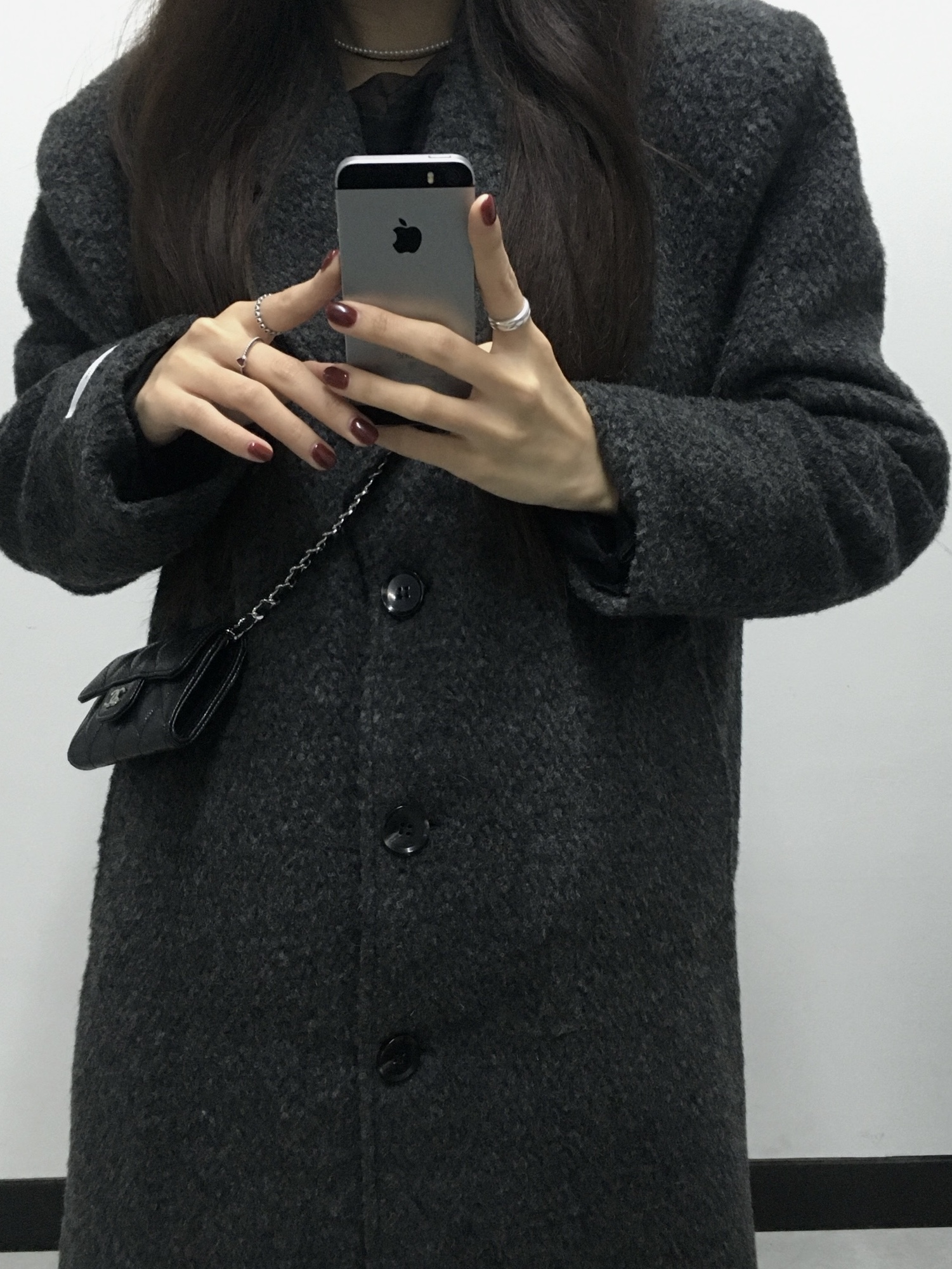 Chanel Classic Card Holder Grained Calfskin & Silver Black, Stone Island N10B5 Beanie Dark Grey - 22FW 착용 스타일 - 2