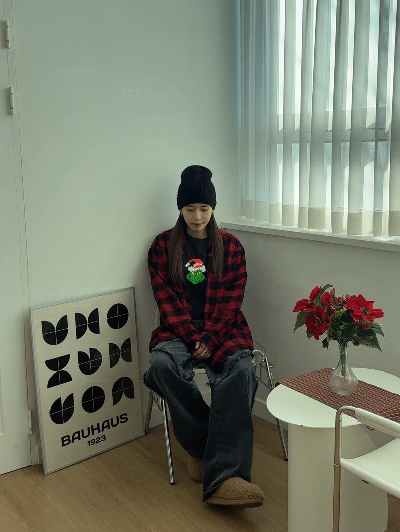 Supreme Grinch T-Shirt Black - 24FW, (W) UGG Maxi Curly Tasman Slipper Chestnut 착용 스타일 - 3